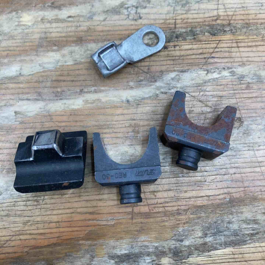 ▼泉精器 電動圧着機 REC-60 14.4Vバッテリー×2、充電器 ケースのダメージ大 側面に落とせない文字あり【柏店】