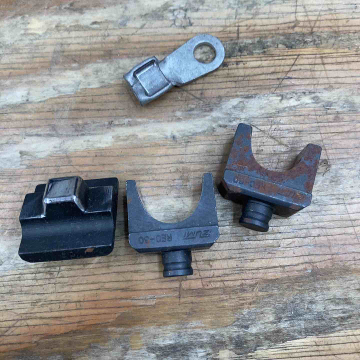 ▼泉精器 電動圧着機 REC-60 14.4Vバッテリー×2、充電器 ケースのダメージ大 側面に落とせない文字あり【柏店】