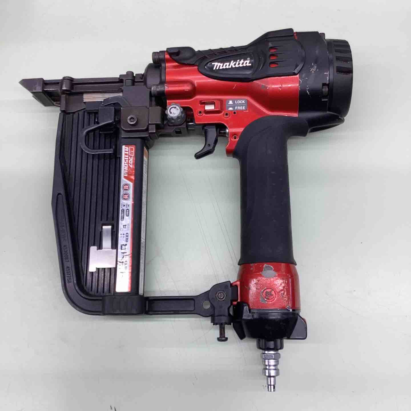 【中古】マキタ　高圧タッカ　AT1150HA　ケース(別商品)、ゴーグル、オイルボトル　【ハンズクラフト熊本けやき通り店】【店頭取引限定】 ☆マキタ(makita) 高圧フロアタッカ AT1150HA【越谷店】 – アクト