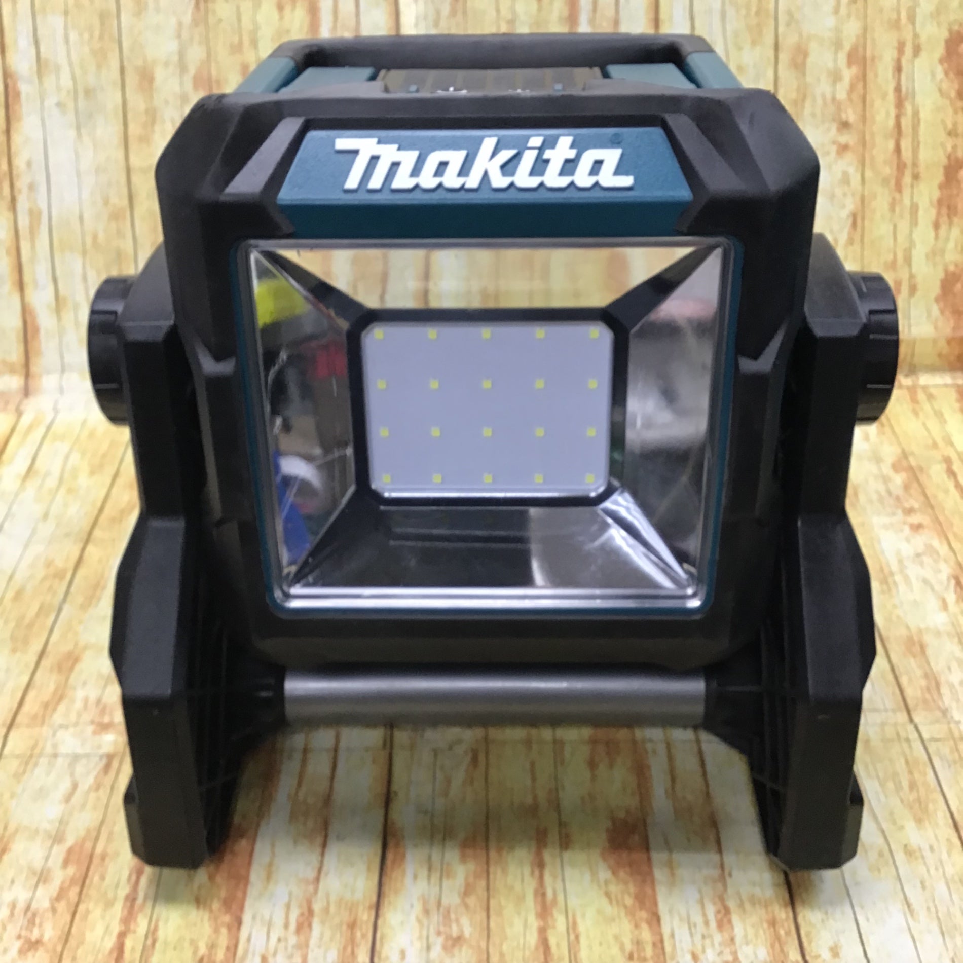 ○マキタ(Makita) 充電式スタンドライト 40Vmax 本体のみ/バッテリ