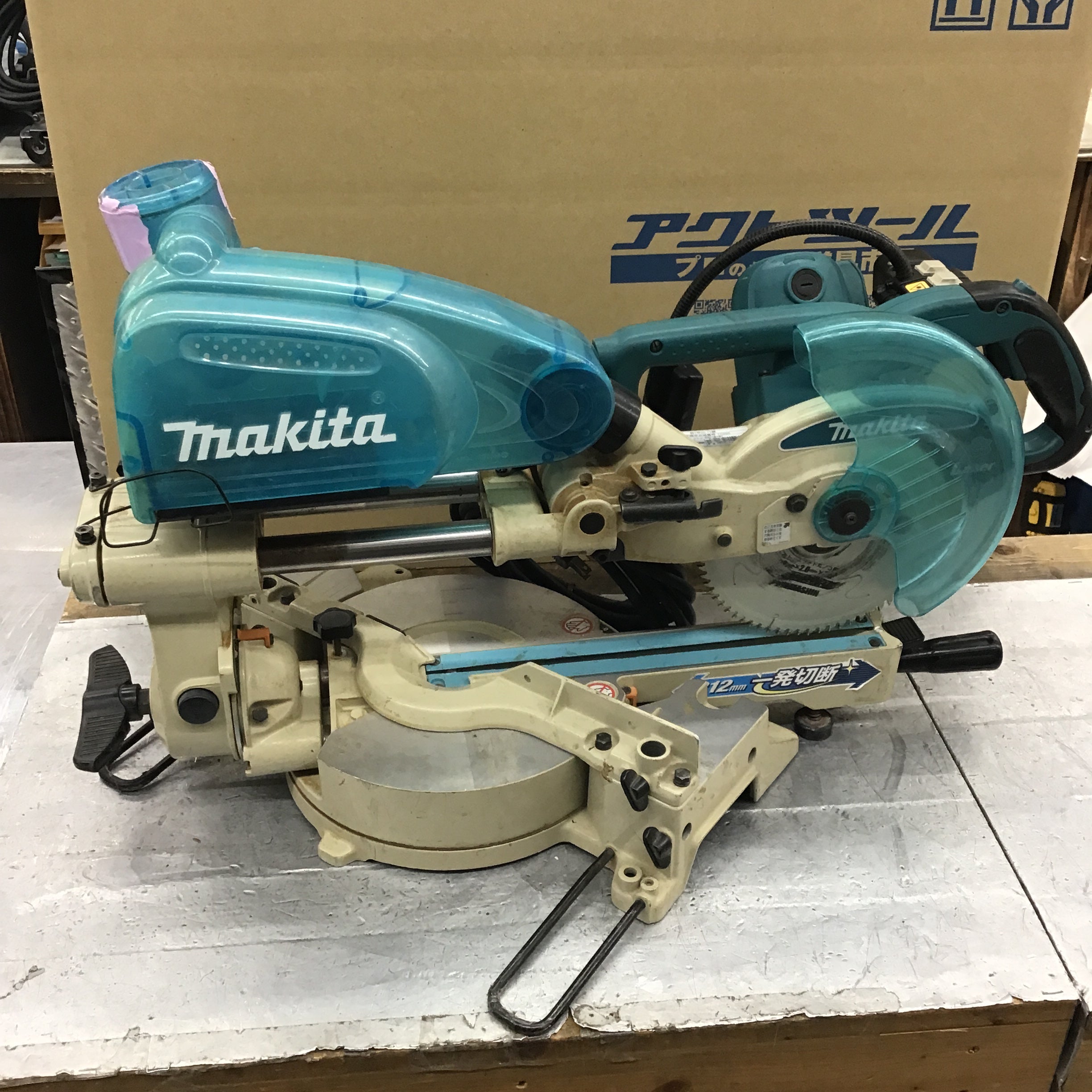 レーザーライトも問題な付きます(makita) スライドマルノコ 型式