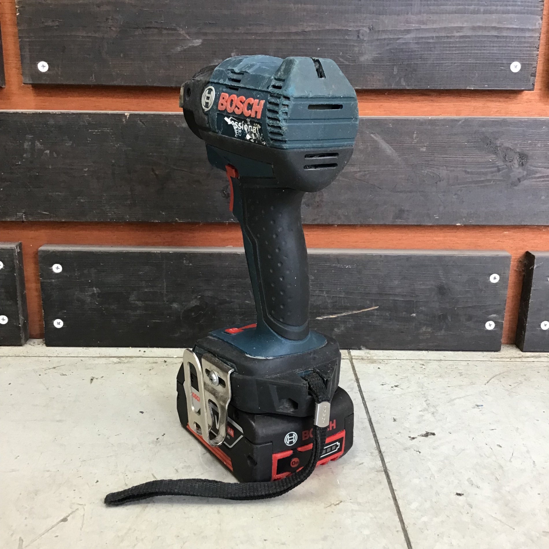 BOSCH GDR 18V-EC    バッテリー2つ付 BOSCH GDR 18V-EC バッテリー2つ付 インパクトドライバー