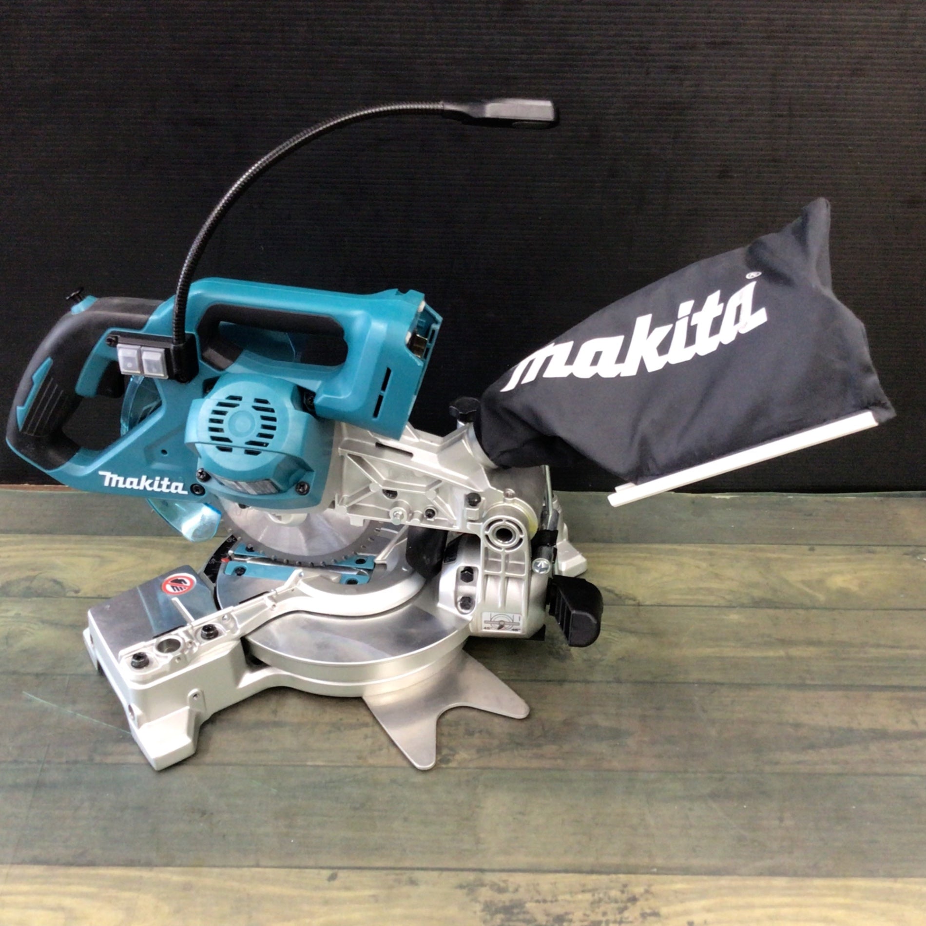 新作入荷!!】 中古品◇ マキタ(makita) 卓上スライド丸のこ LS0611FL 