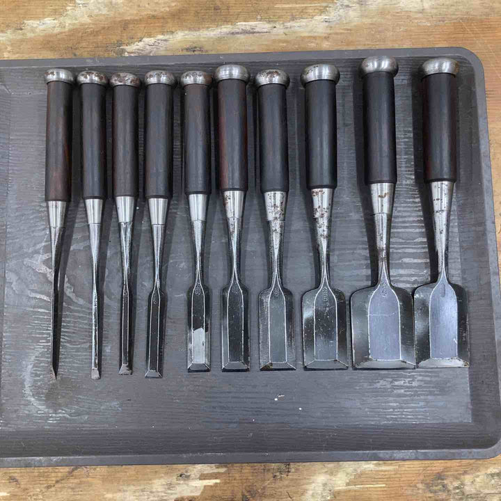 【中古品】　「東俊次」銘 鑿  のみ 10本組 黒檀柄 三ツ裏・四ツ裏 和工具 大工道具【柏店】