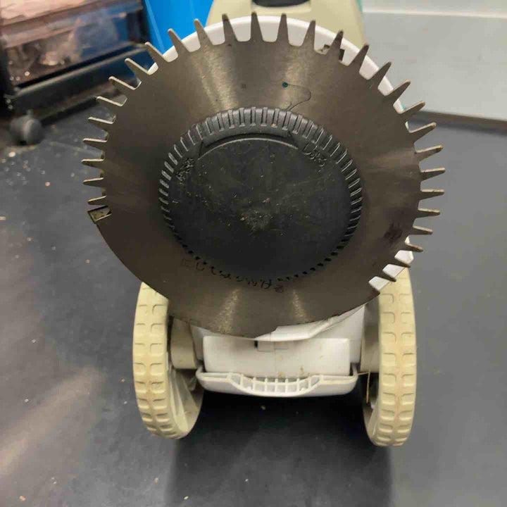 【中古品】 マキタ(makita) 芝刈機 刈込幅160mm MLM16 0【藤沢店】