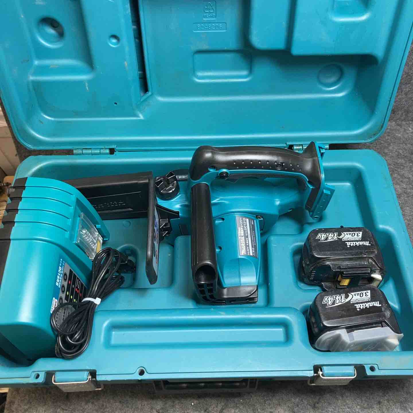 マキタ(makita) 14.4V充電式チェーンソー  UC121DRF【桶川店】 マキタ(makita) 14.4V充電式チェーンソー UC121DRF【桶川店】 – アクト