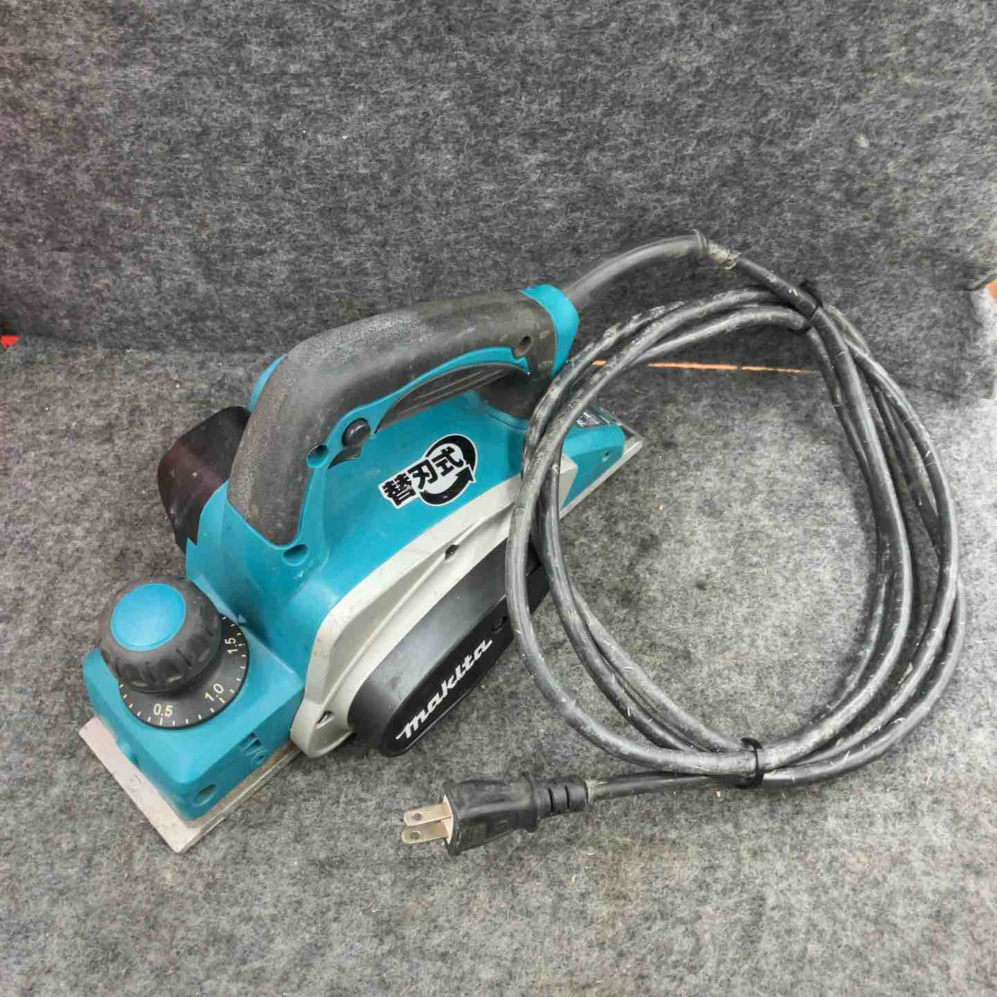 ☆マキタ(makita) 電気カンナ KP0800ASP 替刃式【鴻巣店】 ☆マキタ(makita) 電気カンナ KP0800ASP 替刃式【鴻巣店】 – アクト