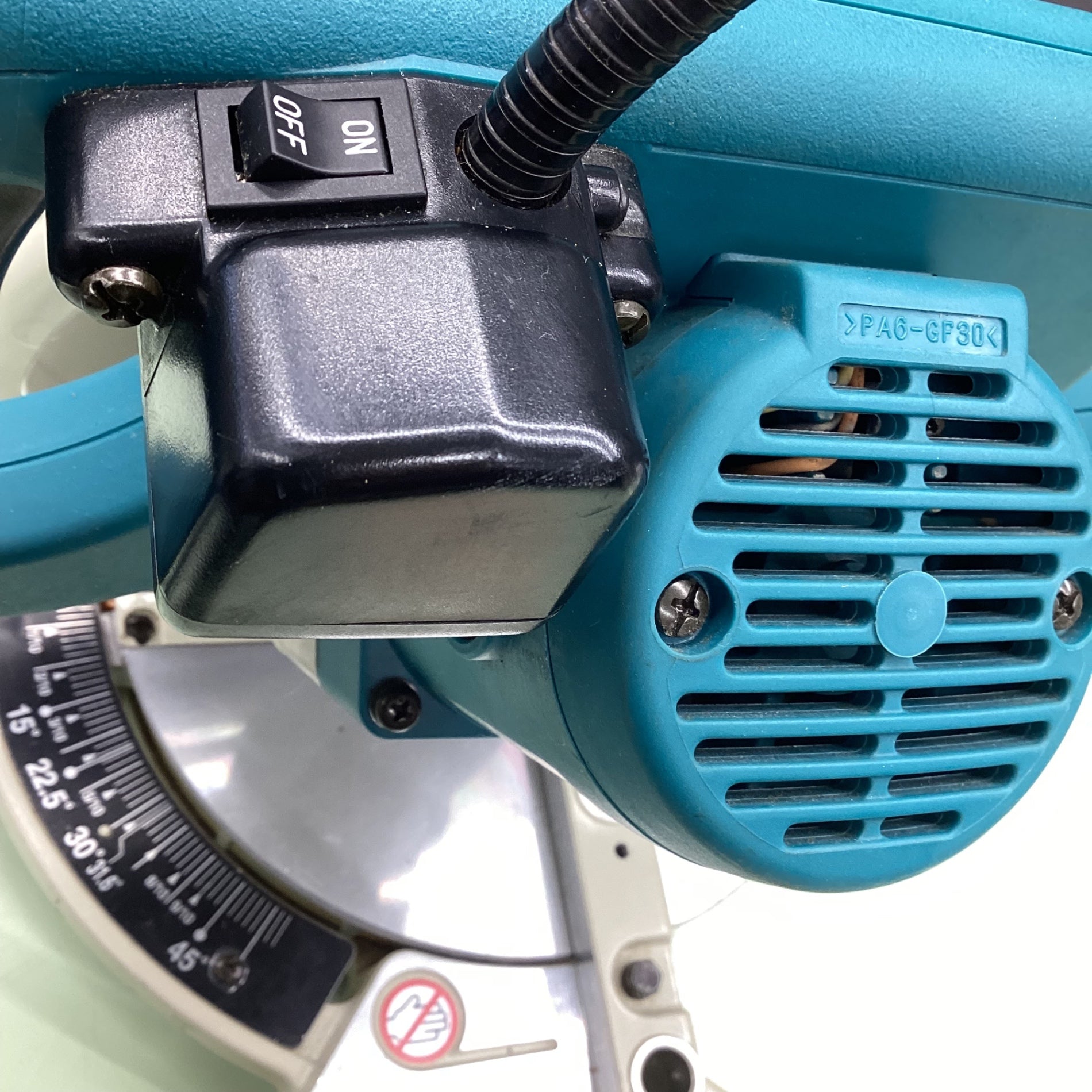 【中古】マキタ Makita LS0831 卓上マルノコ 210～216mm 2001年製 ※集じんバッグに穴があります【ハンズクラフト佐賀】 送料無料 makita/マキタ 【LS0831】 216mm卓上マルノコ 押切 おしぎり