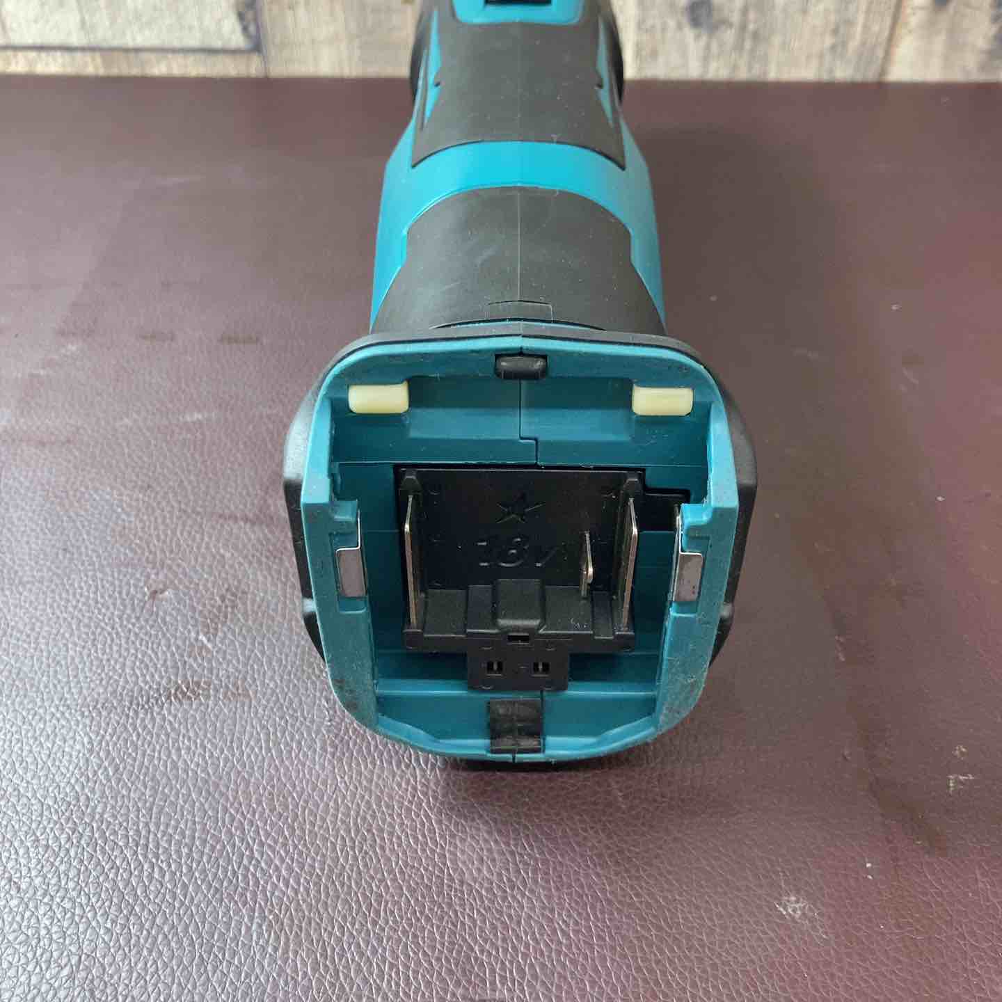 中古品】 マキタ(makita) 18V 165mm コードレス丸のこ HS631DZ 【東大