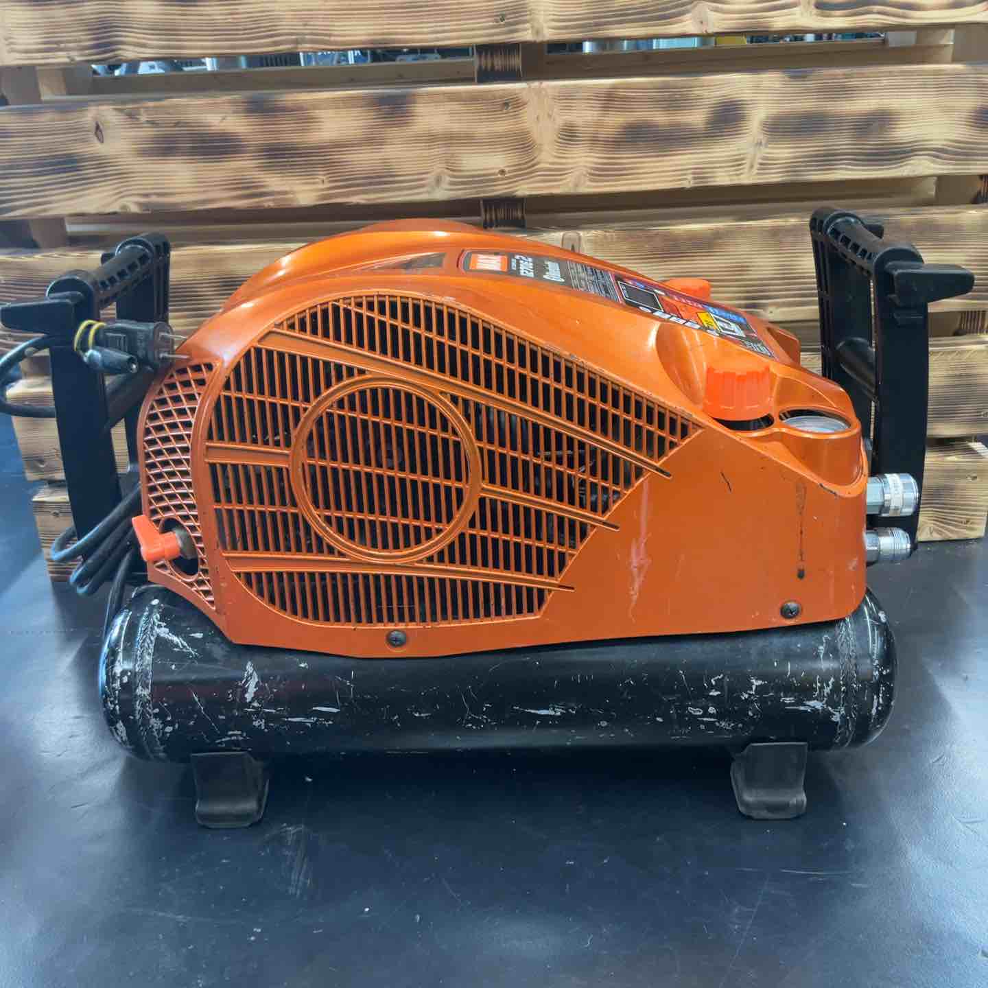 中古品】マックス(MAX) 高圧エアコンプレッサ AK-HH1270E2 アラゴン
