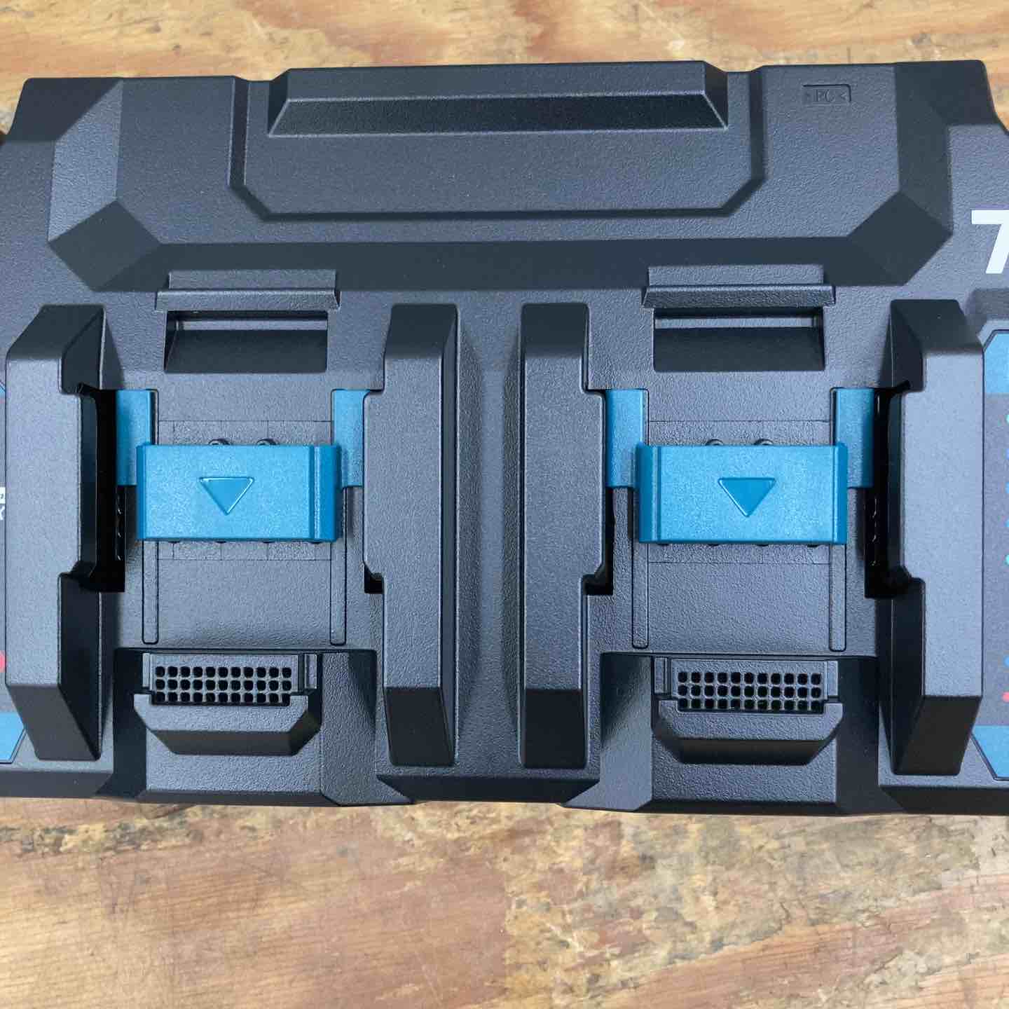 マキタ DC40RB 2口急速充電器 makita【船橋馬込店】【店頭取引限定】【未使用】ITAQHC9JKAL0 マキタ makita 2口急速充電器 DC40RBの中古 中古A(美品) 《埼玉・入間