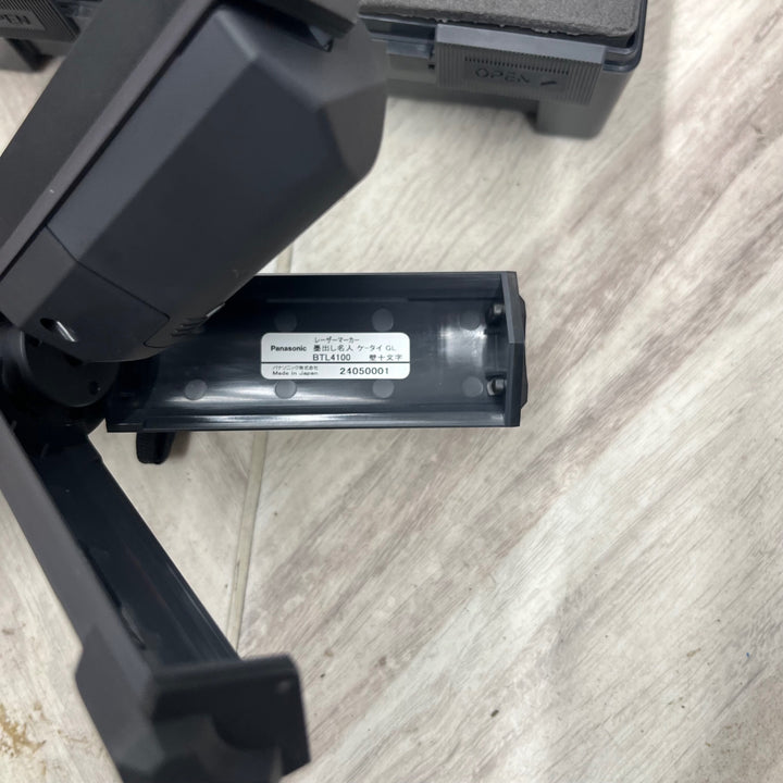 〇パナソニック(Panasonic) レーザー墨出し器  壁十文字タイプ グリーンレーザー コードレス レーザーマーカー 墨出し名人 BTL4100【越谷店】