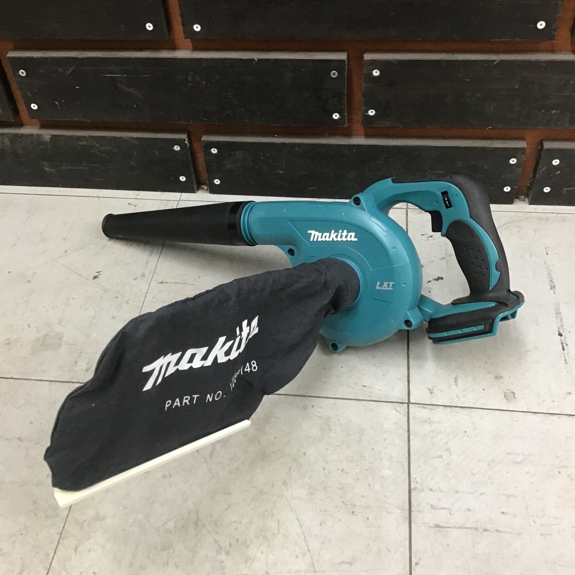 中古品】 マキタ/makita コードレスブロワ UB142DZ 【鴻巣店