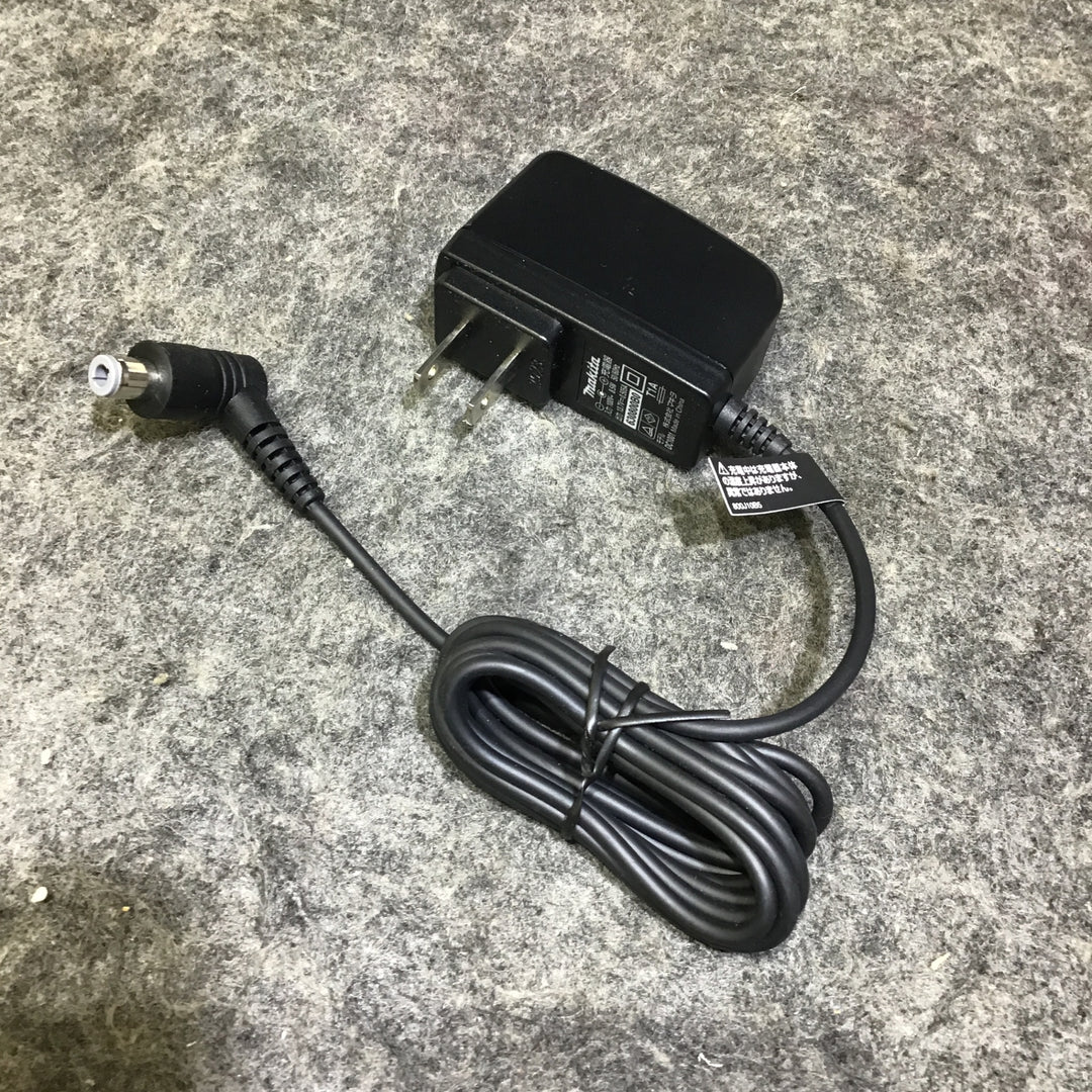 【美品】マキタ(Makita) 充電式クリーナ（アイボリー）バッテリ内蔵式 10.8V2Ah 充電器付 CL115FDWI【桶川店】