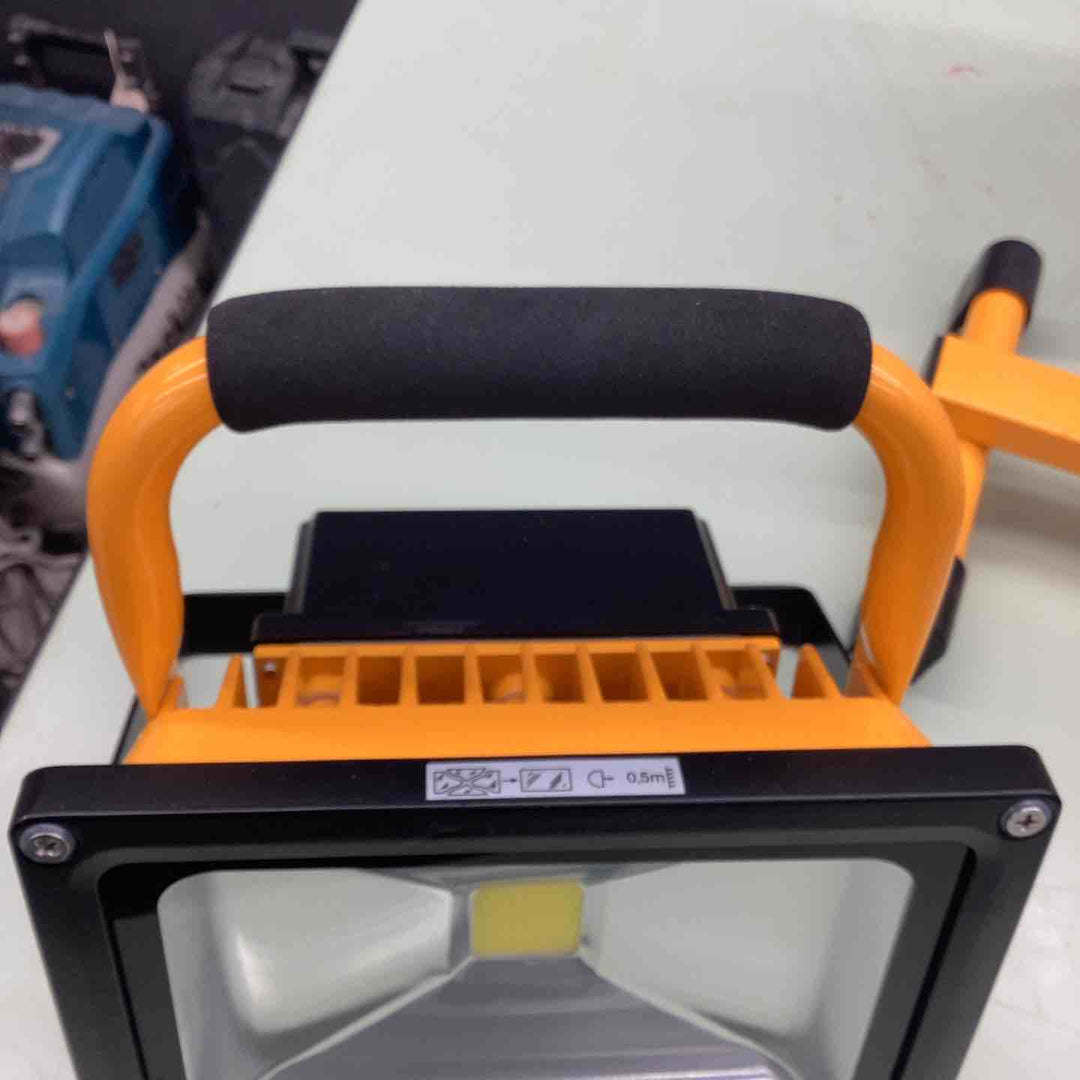 ★防水で外使いOK！ ◇ネクセル LED充電式投光器・台座マグネット付 GD-F026-3Y(20W)【越谷店】