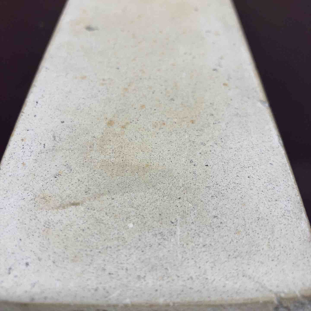 【超希少】 【中古美品】 【群馬沼田】 天然砥石 重量約1.4Kg(台座含む) 長さ約215ｘ幅約70ｘ高さ約42 研ぎ 刃物 大工 【東大和店】