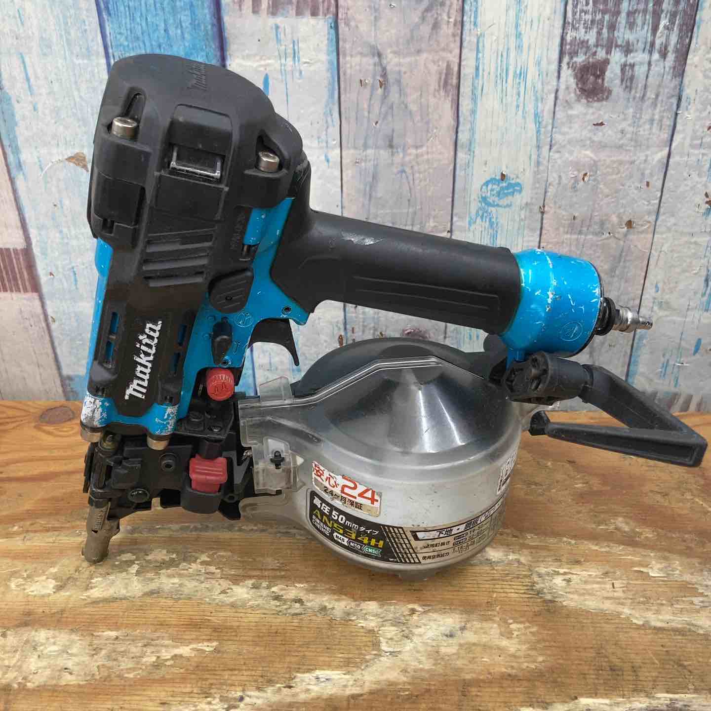 【送料無料☆彡】makita マキタ 高圧 エア釘打機 AN534H 青/ブルー エア釘打ち機 ロール釘打ち機 ロール釘打機 コイルネイラー 68200 中古品 ⁄ 動作品☆マキタ(makita) 高圧エア釘打ち機 AN534H格安