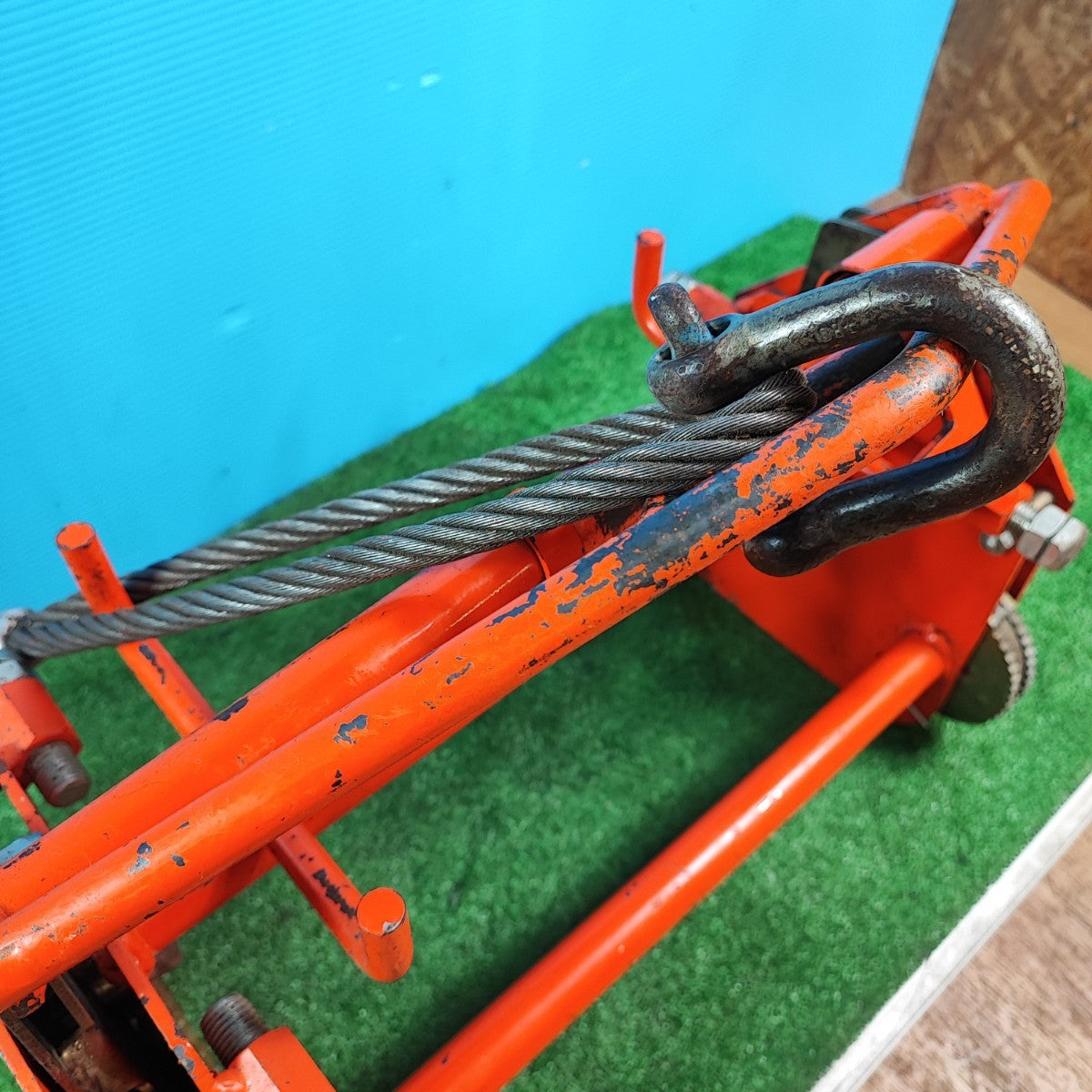 サンキョウトレーディング U字溝吊クランプ 内吊り用 マシンバイス内