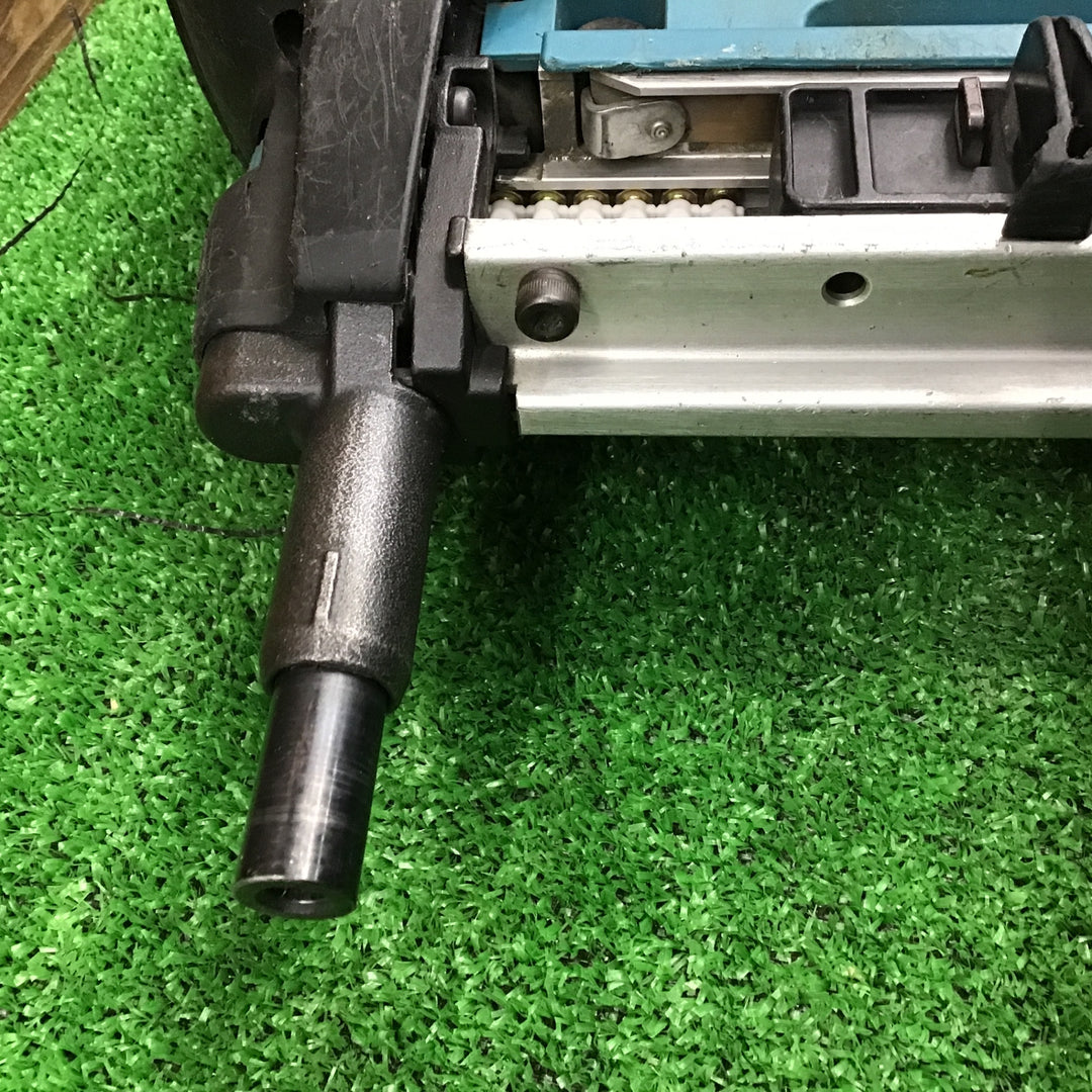 【中古品】マキタ(makita) コードレスコンクリート用ガスピン打ち機 GN420C ※バッテリ7.2V 1.0Ah・1.5Ah１個ずつ！※【桶川店】