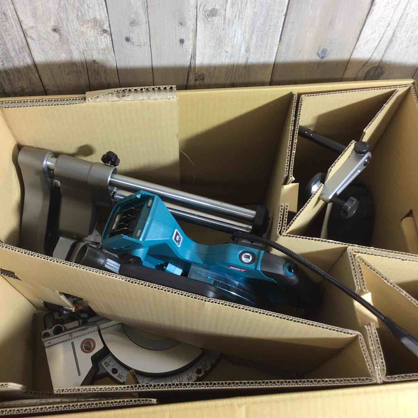 未使用品】☆マキタ(makita) コードレススライドマルノコ LS008GZ