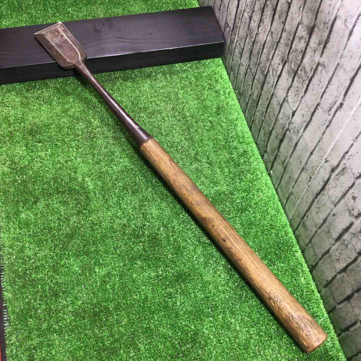 銘不明 突き鑿 先端幅約48mm 全長約600mm 刃こぼれ 柄に割れ 【川口店】