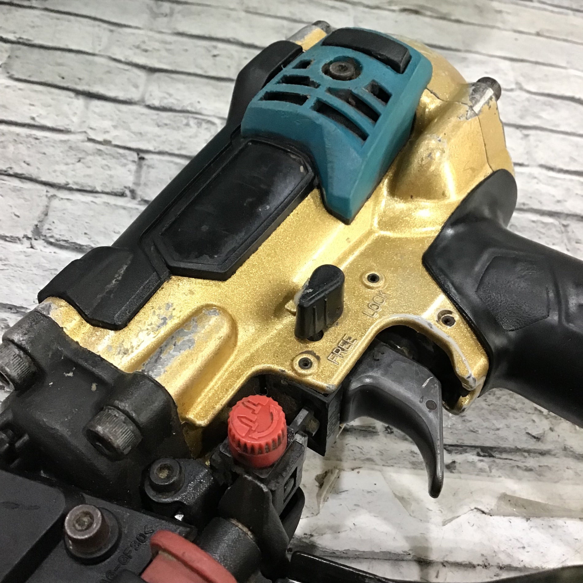 中古品】マキタ(makita)50mm 高圧エア釘打 エアダスタ付 ゴールド