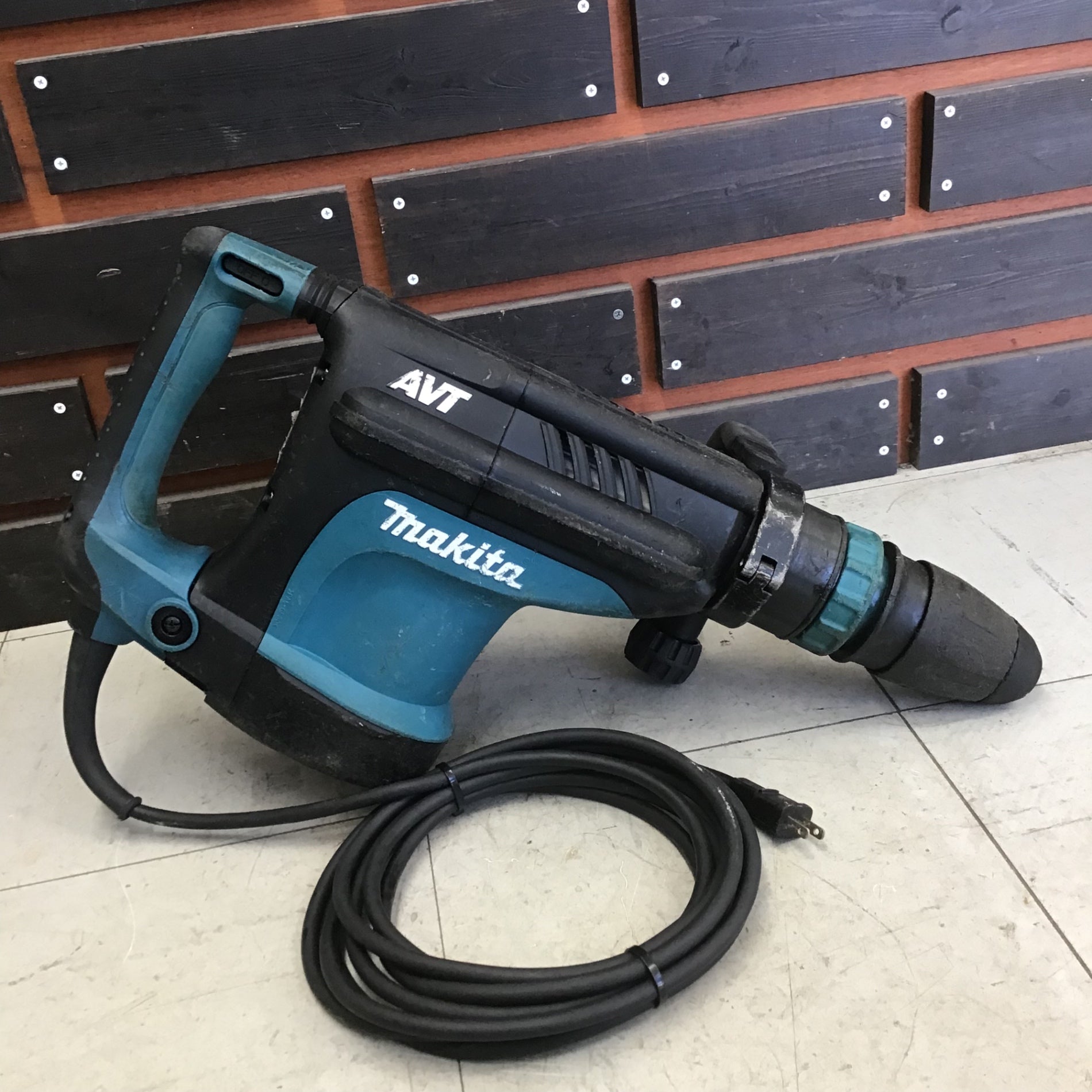 Makita - ☆約46%OFF☆マキタ　電動ハンマ　HM1213C 外箱に傷あります。 中古品】 マキタ(makita) 電動ハンマ HM1213C SDSマックス