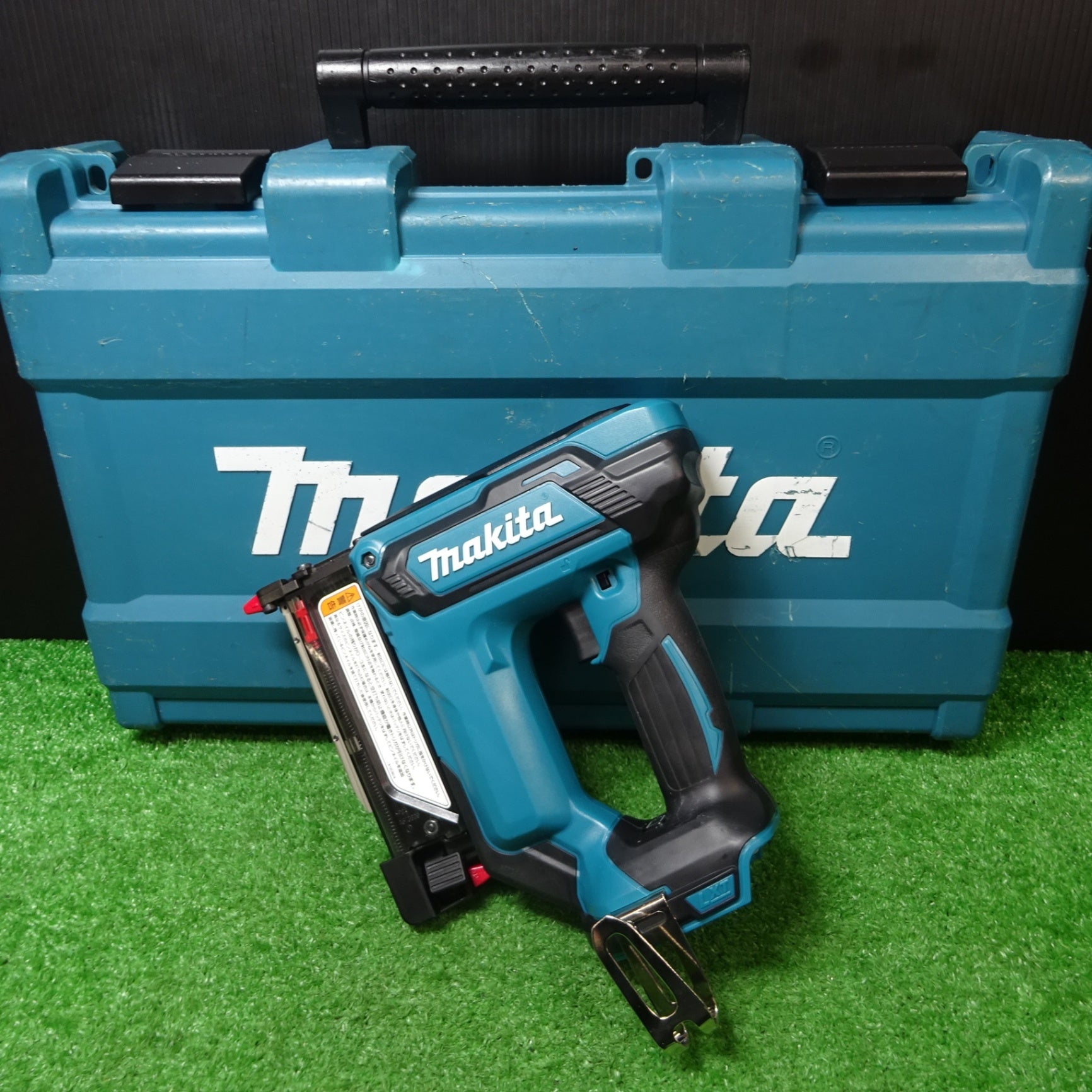 【美品】★マキタ(makita) コードレスピンネイラ PT353DZK【岩槻店】 ☆マキタ(makita) コードレスピンネイラ PT353DZK【岩槻店】 – アクト