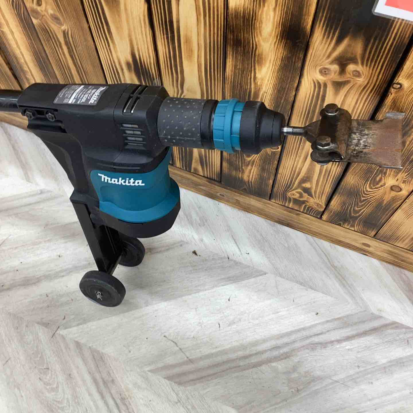 マキタ(makita) 電動ケレン ロングハンドルタイプ HK1820L立ったまま