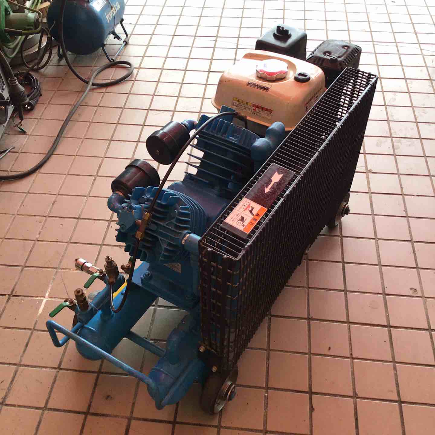 エンジンコンプレッサー 明治　meiji GE-22CS　 楽天市場】明治機械製作所 3馬力 エンジンコンプレッサー 【GE-22DS