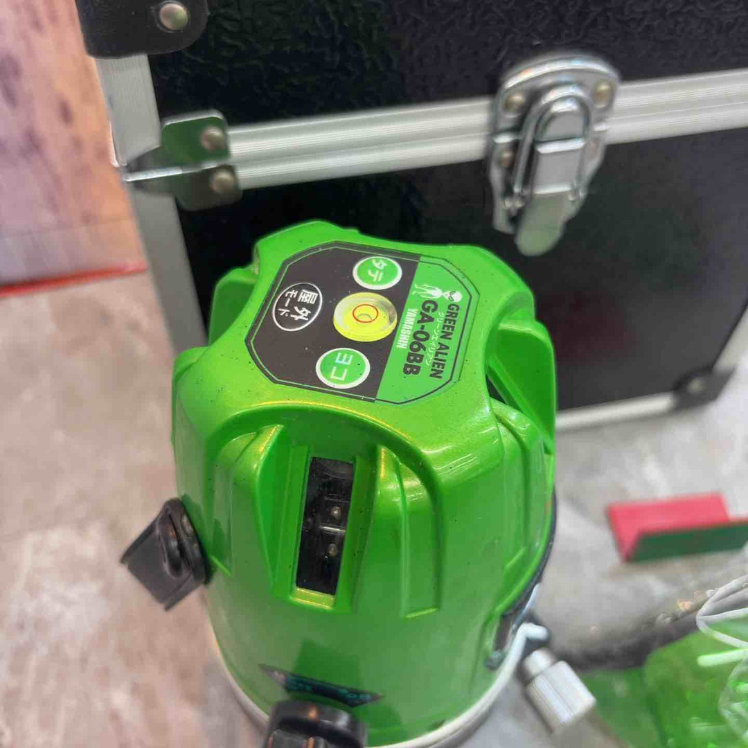◇山真製鋸 グリーンレーザー墨出器 GA-06BB 6ライン(4方向大矩照射) エイリアンBB 単3電池&AC電源の2電源方式【八潮店】