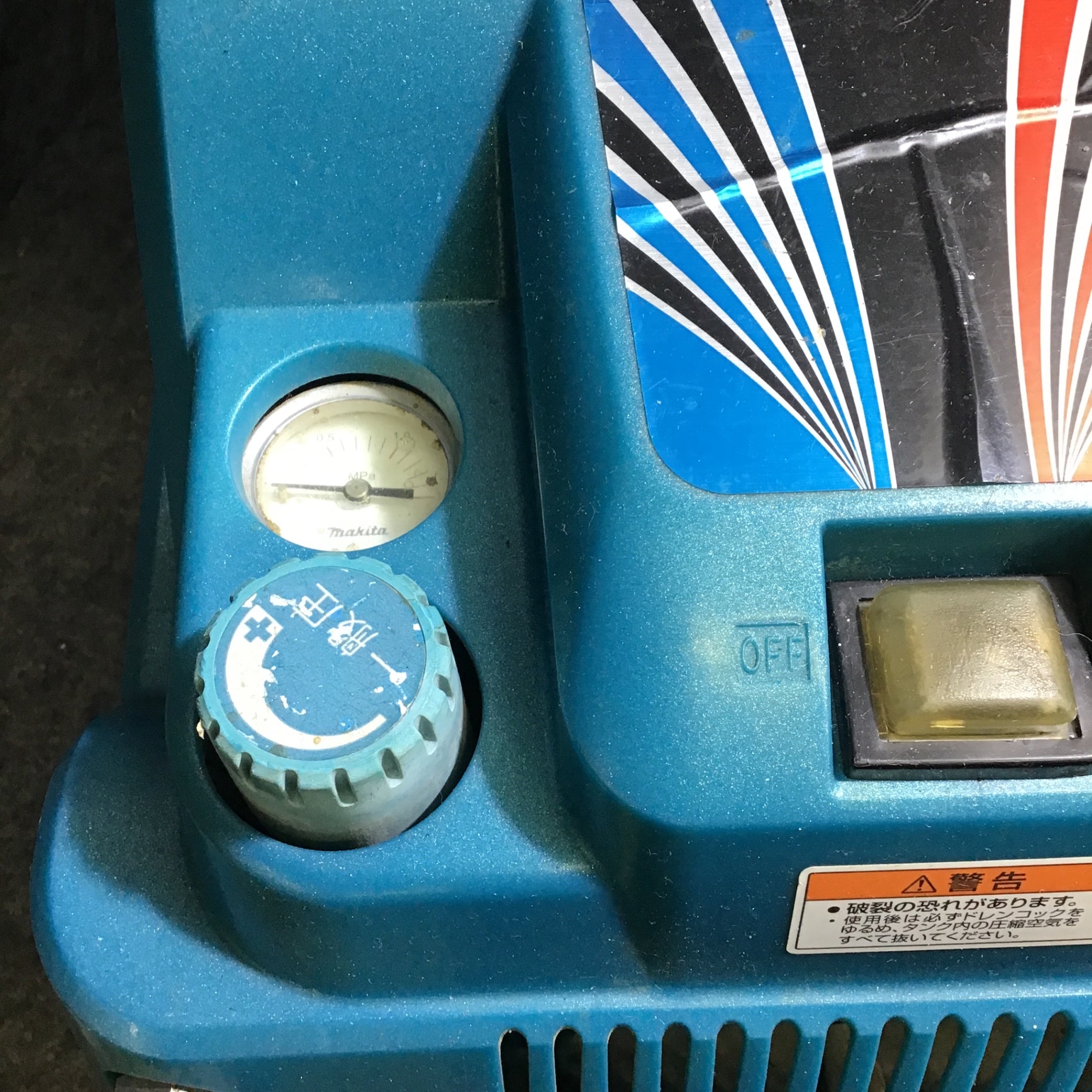 中古品】マキタ(makita) エアコンプレッサー AC400XL ※タンク内圧力計