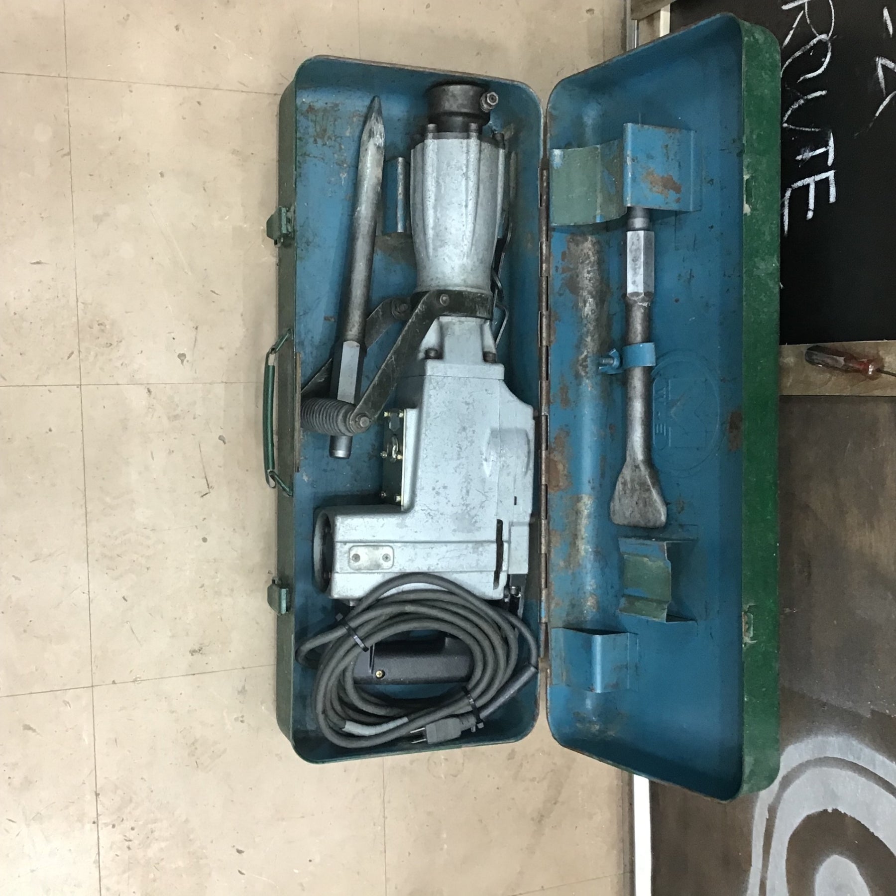 店頭受取り限定】マキタ(makita) 電動ハンマ HM1301【草加店】 – アクトツールオンラインショップ