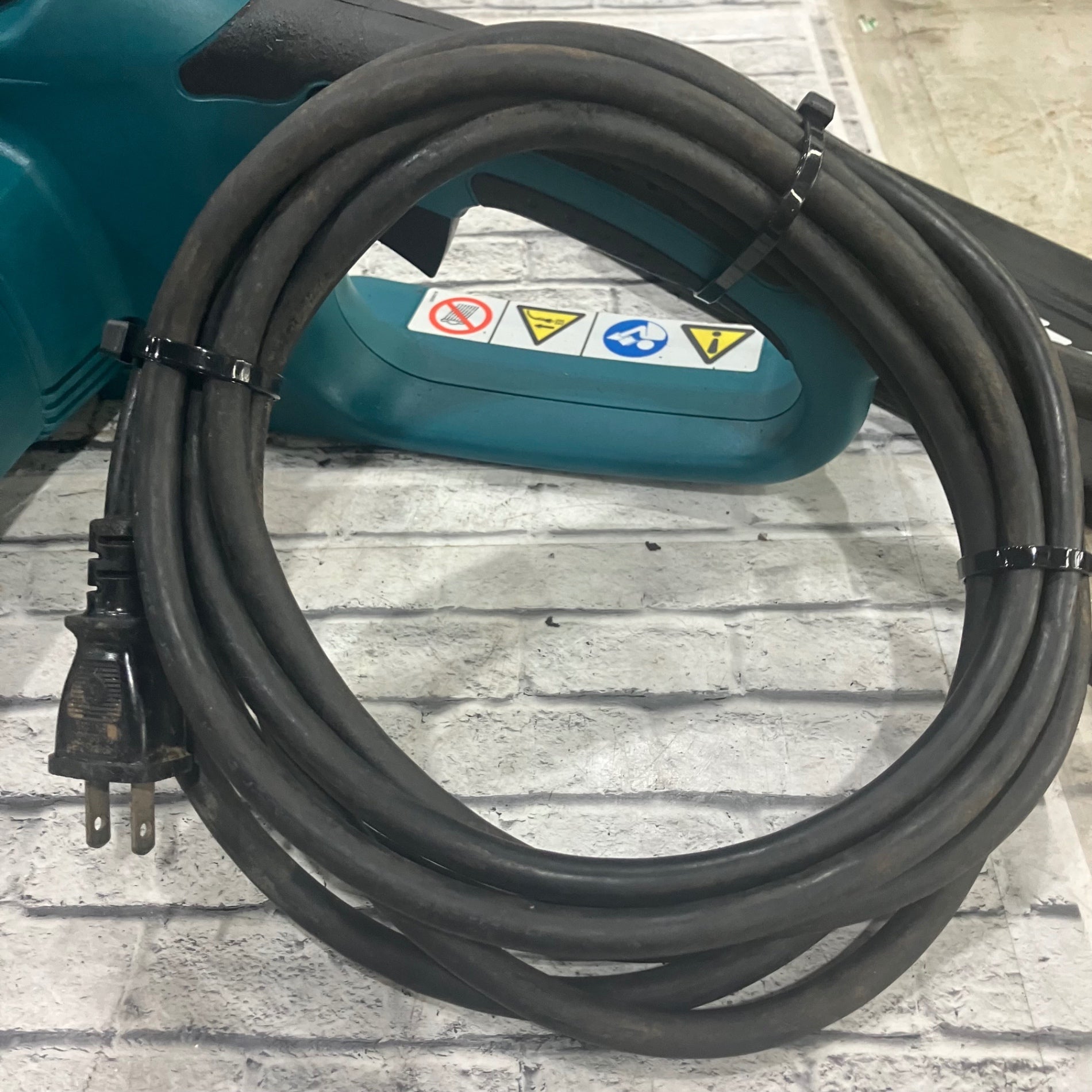 ☆マキタ(makita) 電気チェーンソー  MUC301【川口店】 ☆マキタ(makita) 電気チェーンソー MUC301【川口店】 – アクトツール