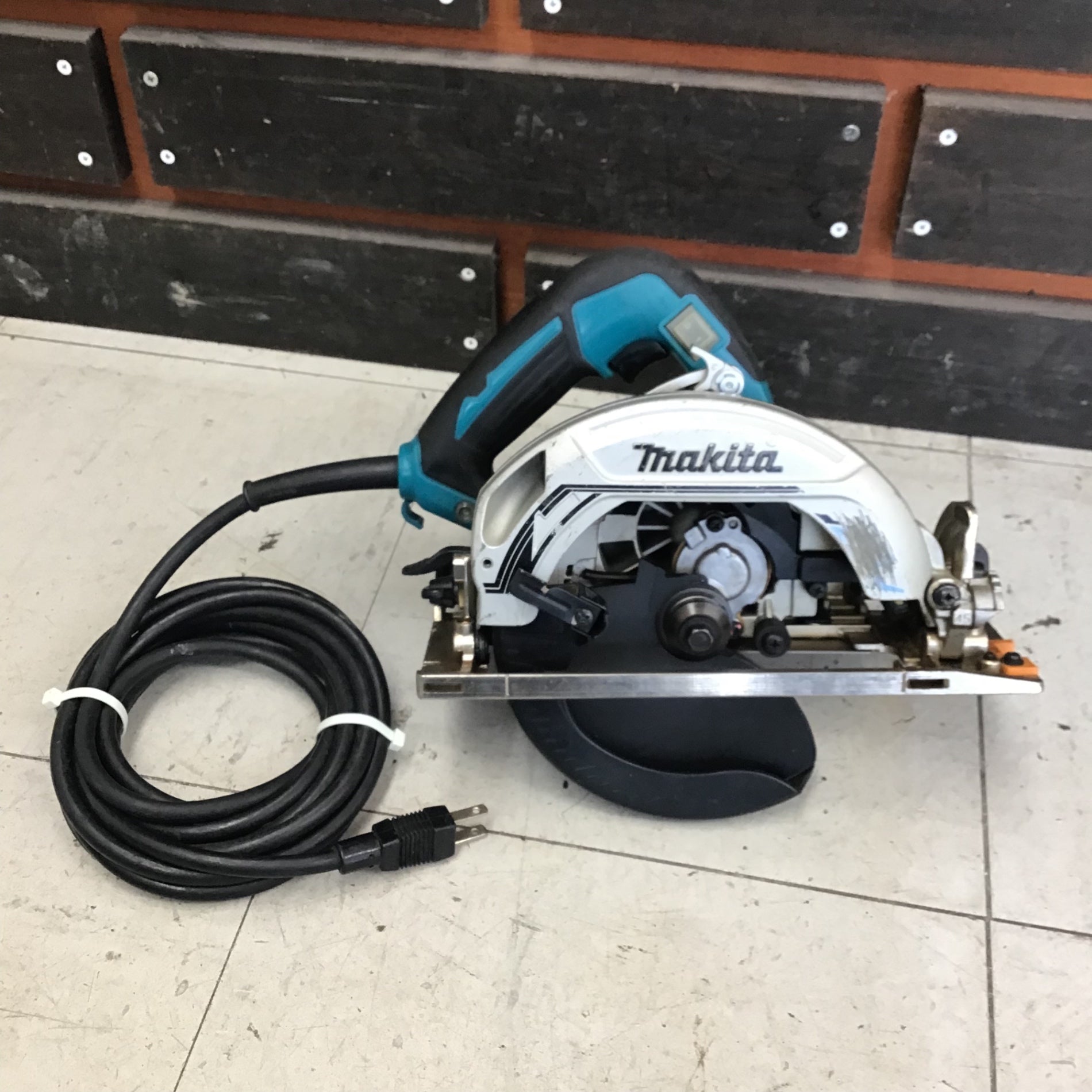 中古品】マキタ/makita 電子造作用精密マルノコ 5711C 【鴻巣店