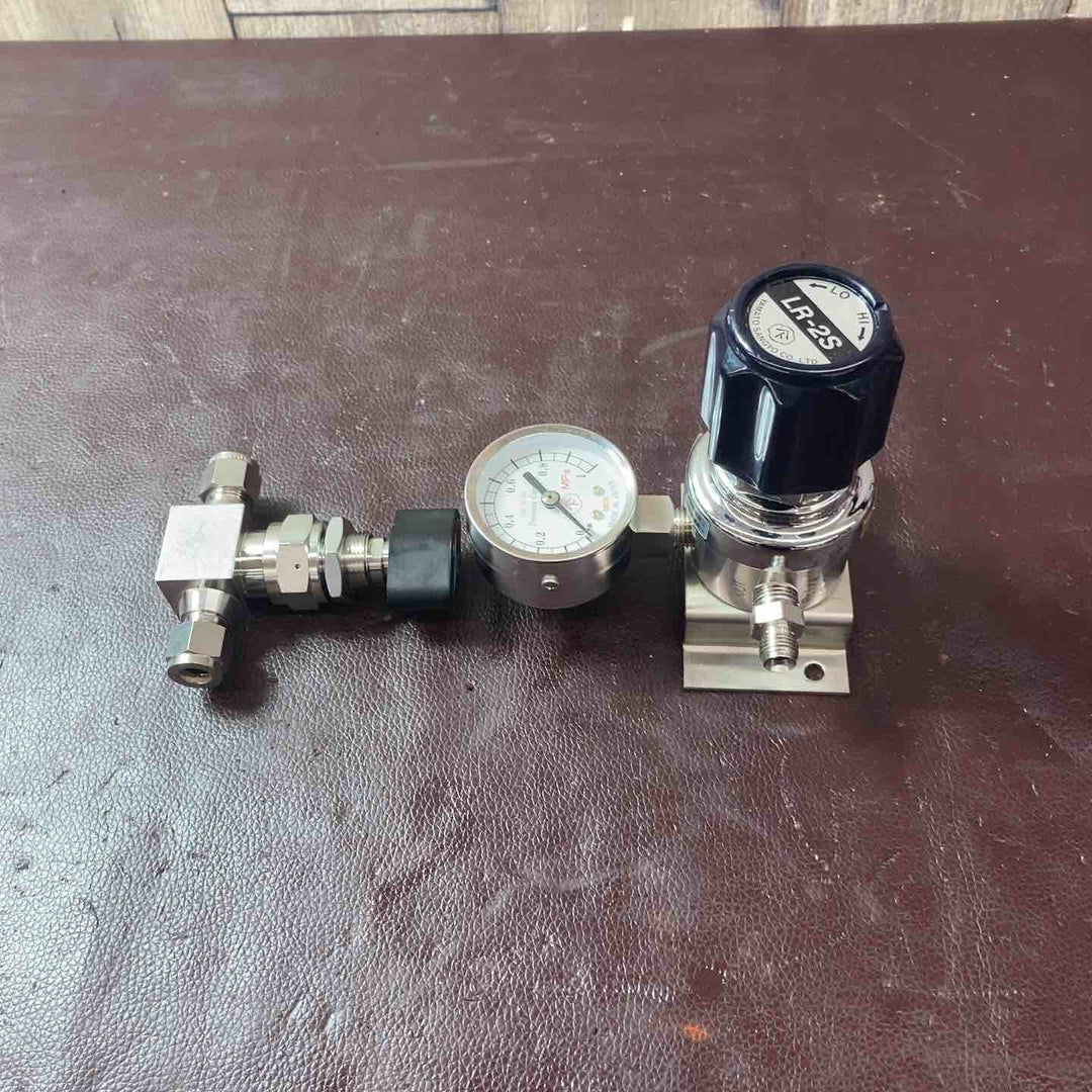 【中古美品】 ヤマト産業(YAMATO)/フジキン(FUJIKIN) 分析機用ライン圧力調整器 LR-2S バルブ 【東大和店】