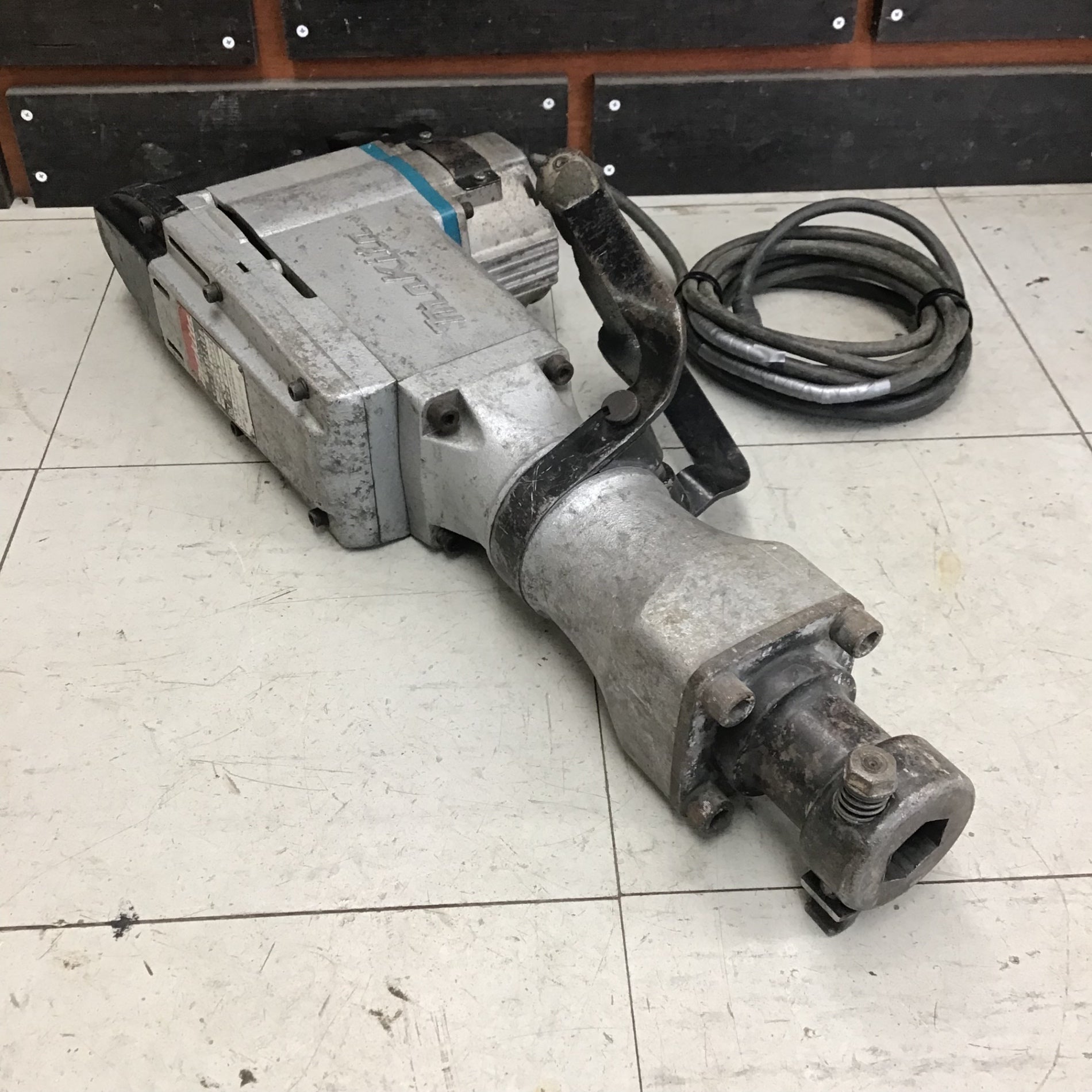 マキタ HM1500 電動ハンマ コード式【市川行徳店】【店頭取引限定】【中古】管理番号：IT50TY72MZTC 中古美品】マキタ(makita) 電動ハンマ HM1500 はつり機 ハツリ【東大和