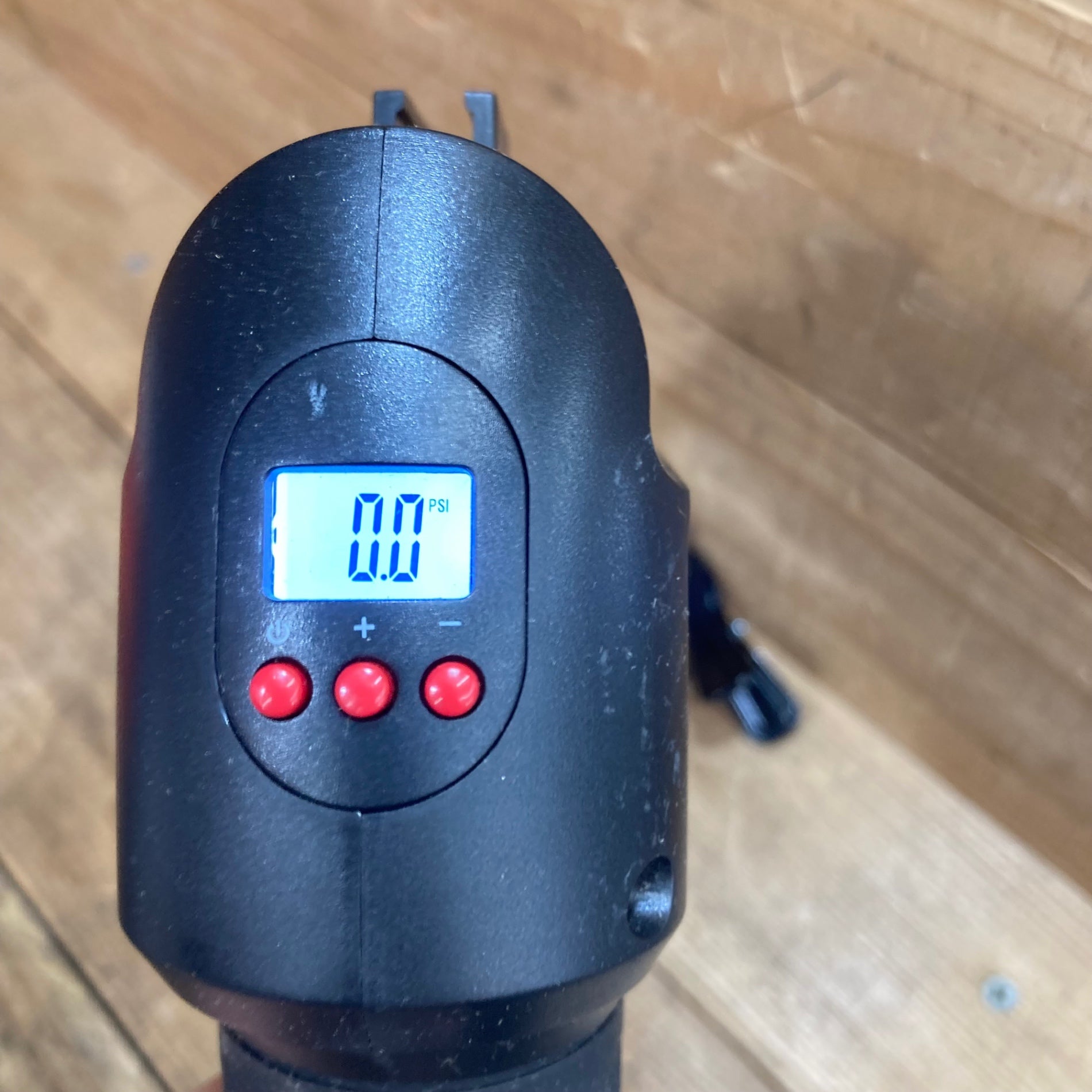 〇エアホークプロ(AIRHAWKPRO) 家庭用充電式エアコンプレッサー AH001