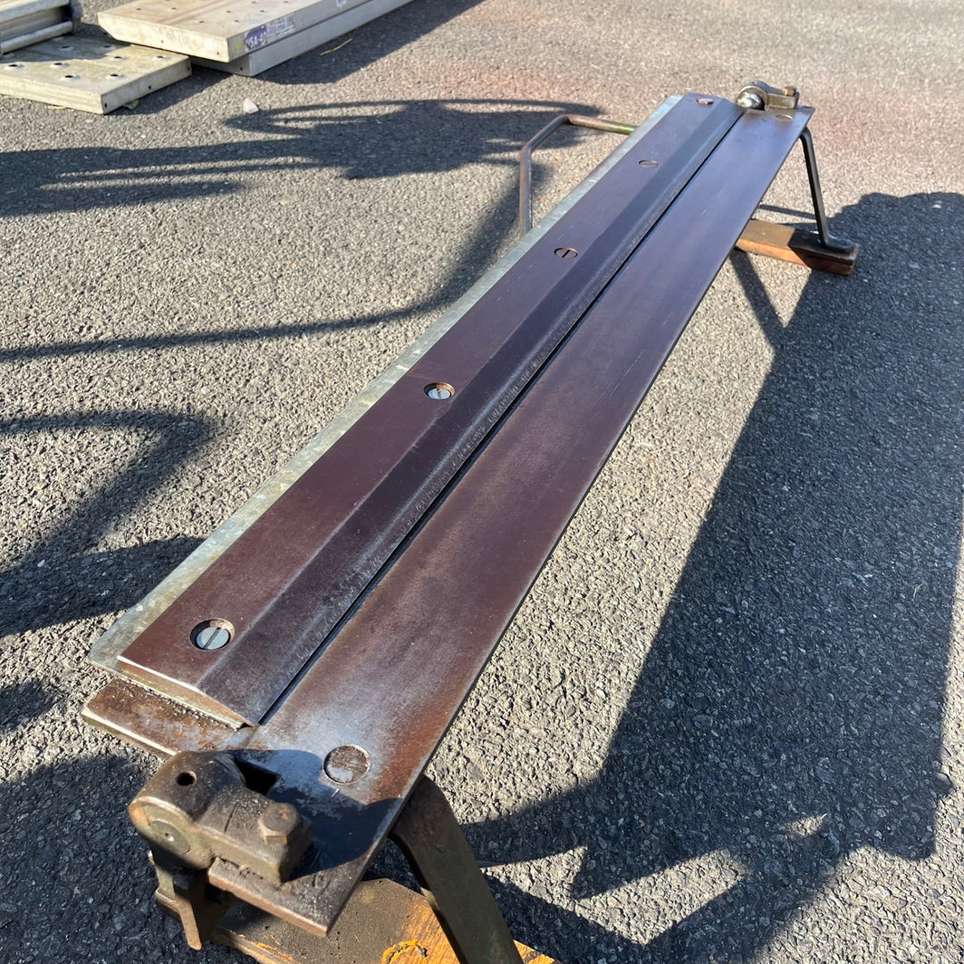 【中古品/店頭受取り限定】メーカー不明 アングルバッタ 1000mm 手動式 板金 折り曲げ 折曲機【東大和店】