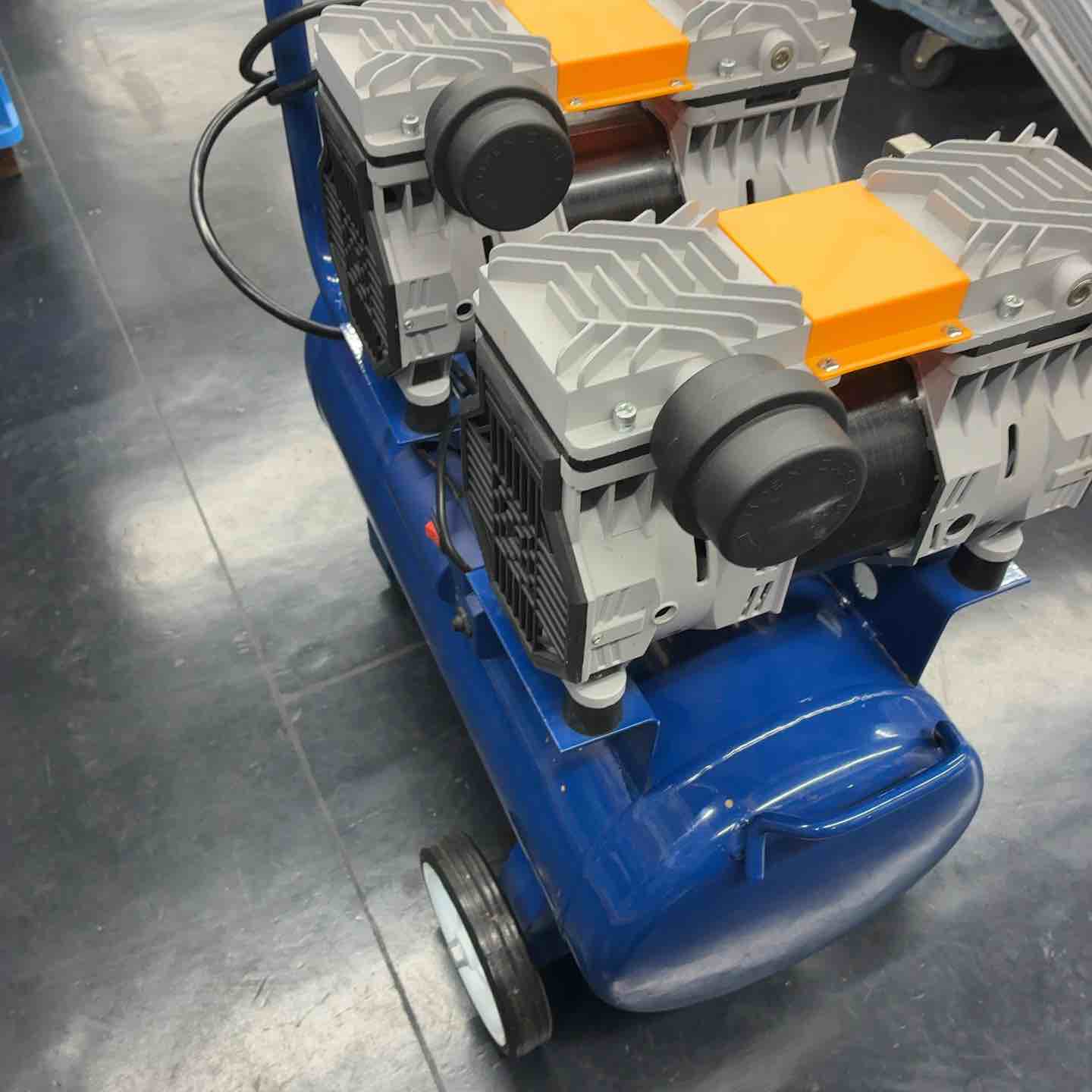 店頭受取り限定】イリイ 2馬力 オイルレスエアーコンプレッサー39L 店頭受取り限定】イリイ 2馬力 オイルレスエアーコンプレッサー39L
