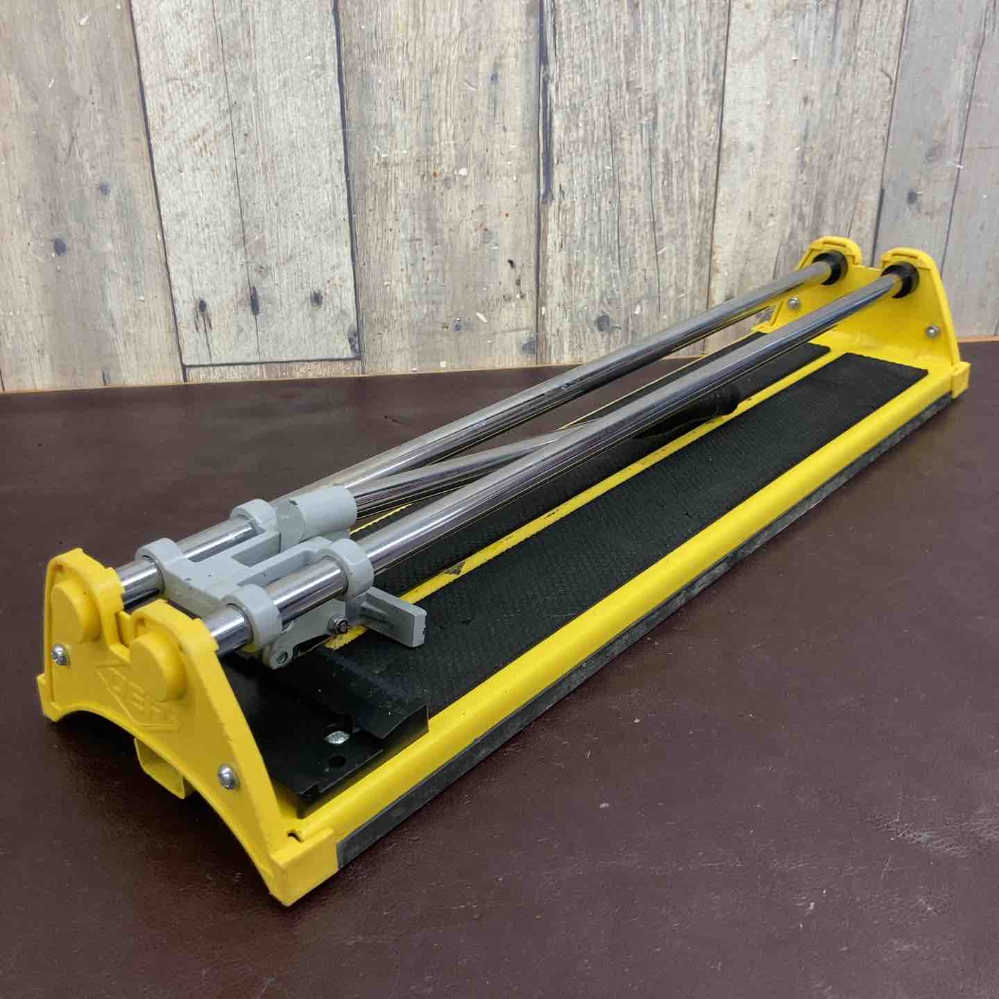 ◇マキタ 充電式チェンソー ガイドバー350mm 赤 36V バッテリ充電器