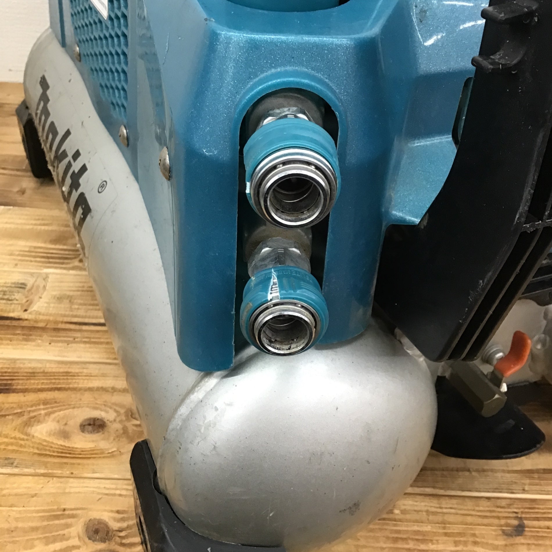 ☆マキタ(makita) エアコンプレッサー AC461XL ※一般圧メーター故障