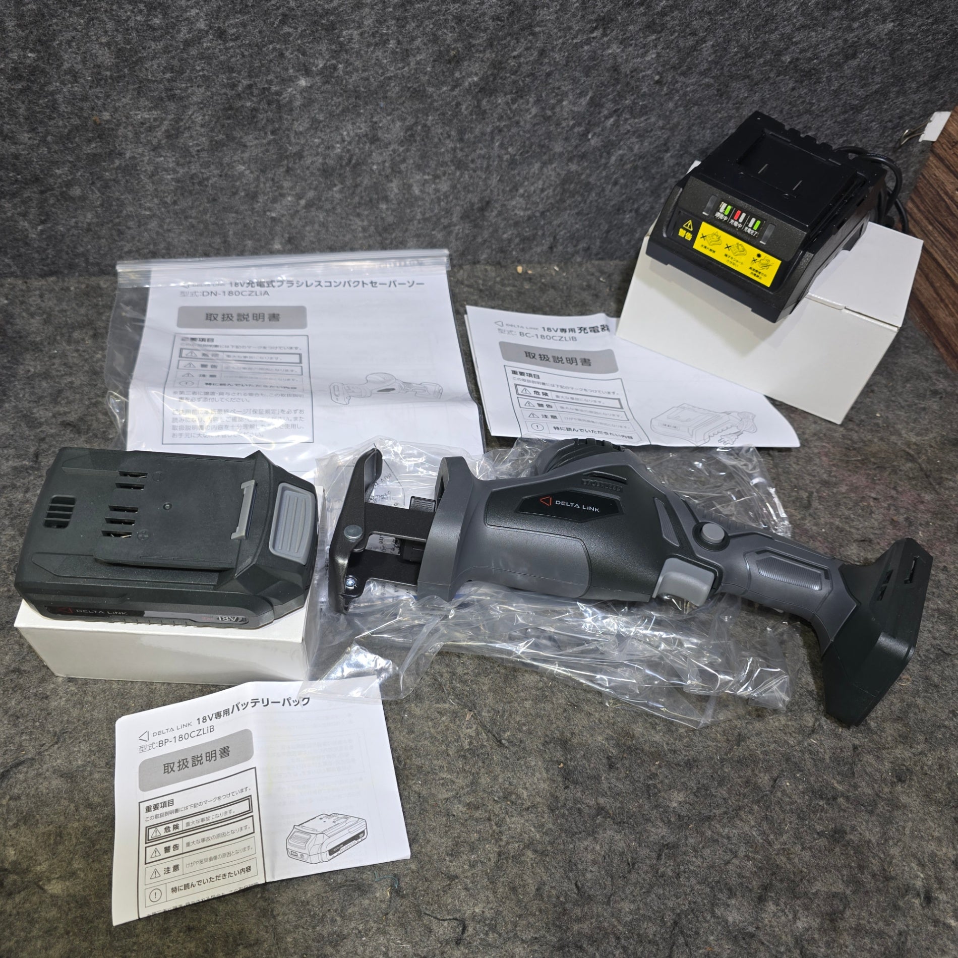 adc　804040お急ぎ Amazon.co.jp: DEWALT Heavy Duty USB C Car Charger, 120W 2