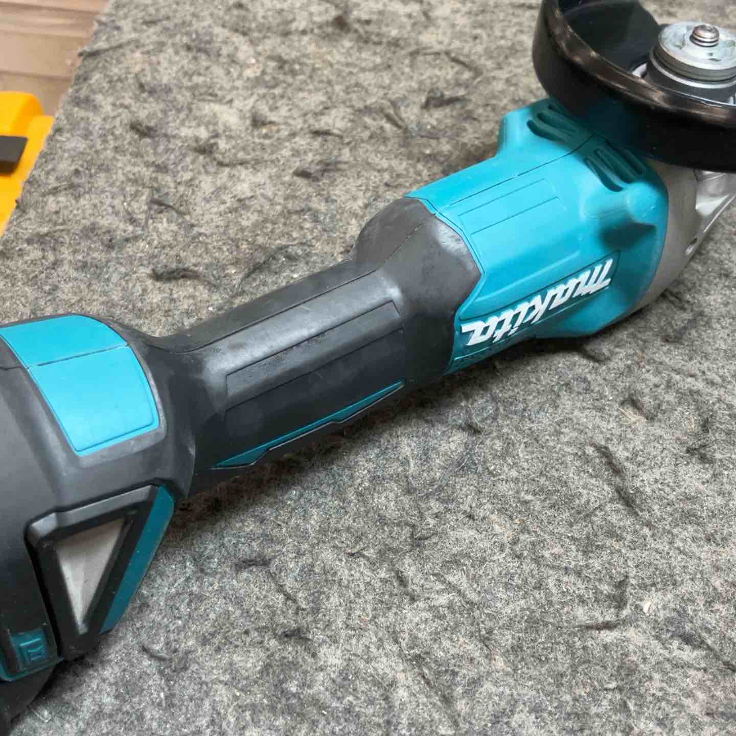 マキタ(makita) 100mmコードレスディスクグラインダ GA404DZN(6.0Ahバッテリー付) 【桶川店】 マキタ(makita) 100mmコードレスディスクグラインダ GA404DZN(6.0Ah