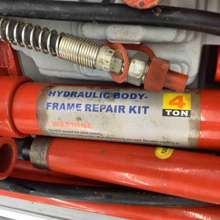 油圧ジャッキ 4t シリンダー 付属品多数 HYDRAULIC BODY-FRAME REPAIR KIT　ケース割れ部分あり　【越谷店】