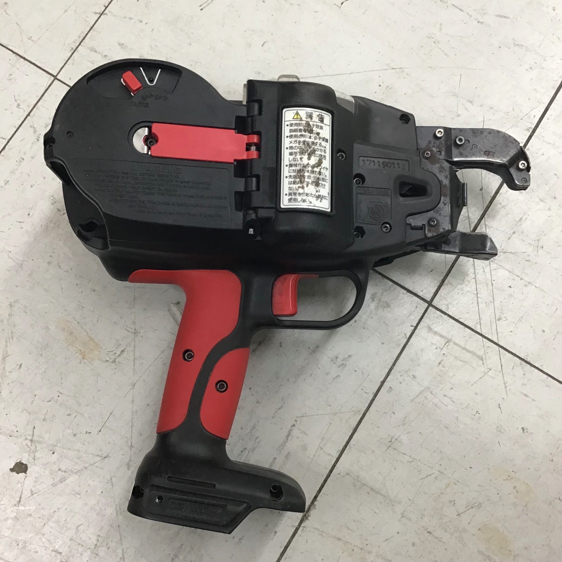 マックス　充電式鉄筋結束機(リバータイア)　RB-399A-B2C/40A【中古品】 MAX RB-399A-B2C/40A 14.4V-4.0Ah充電式鉄筋結束機 ウエダ金物【公式