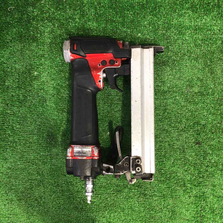 マキタ(makita) 高圧エアタッカ エアダスタ付 10mm 赤 AT1025HB【町田店】