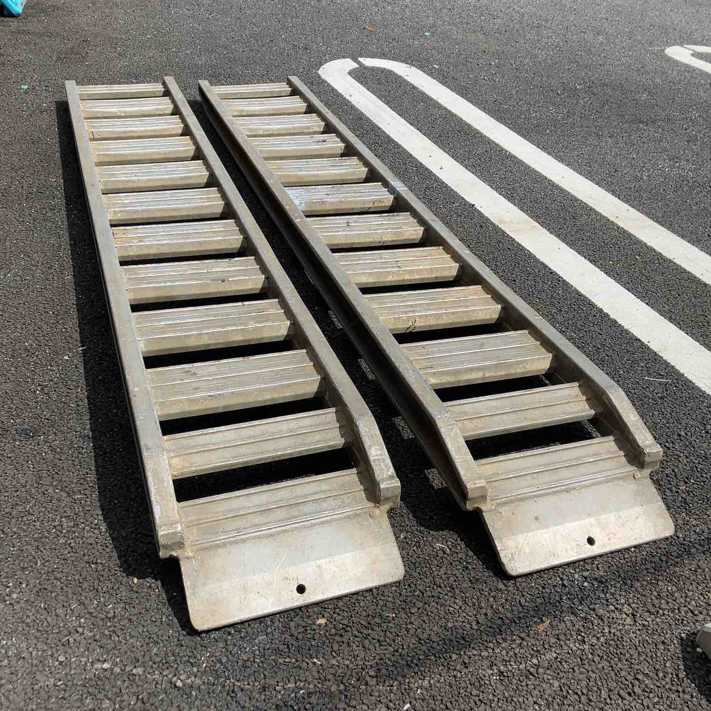 アルミブリッジ標準型(アングルフックタイプ) 全長2700ｘ有効幅300(mm) 最大積載1.0t/セット(2本)[10-C9-30] アルミブリッジ標準型(アングルフックタイプ) 全長2700ｘ有効幅300(mm