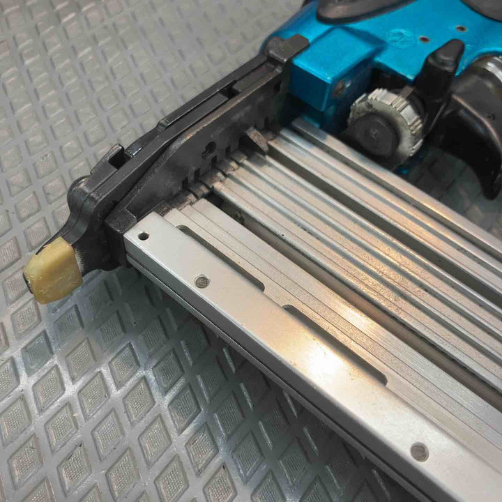 【中古品】マキタ(makita) 高圧ピンネイラ AF501HPM【所沢店】