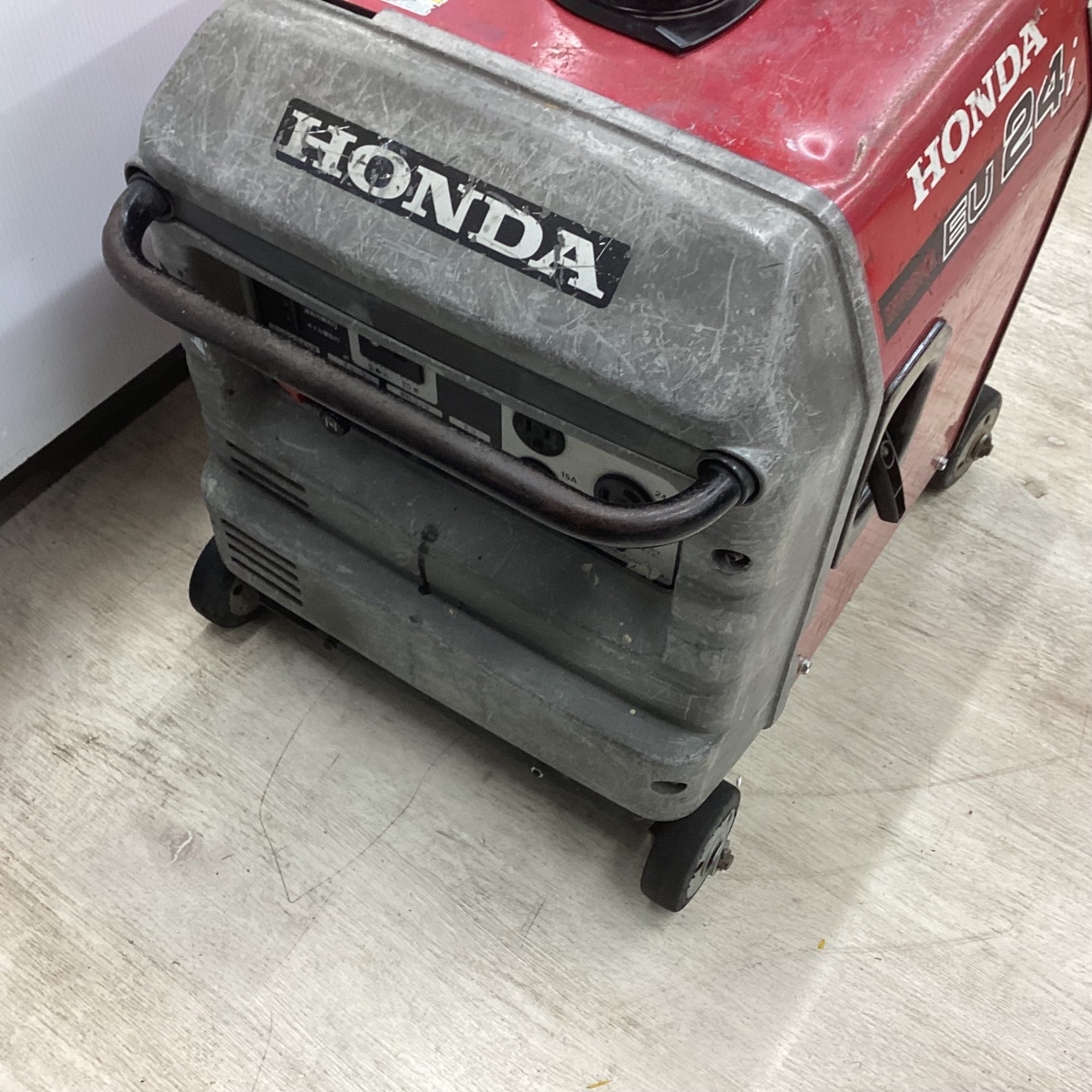 店頭受取り限定】ホンダ(HONDA) インバーター発電機 EU24i_車輪あり 連続運転 可能時間 約8.5h 動作確認済み 【川越店】 –  アクトツールオンラインショップ